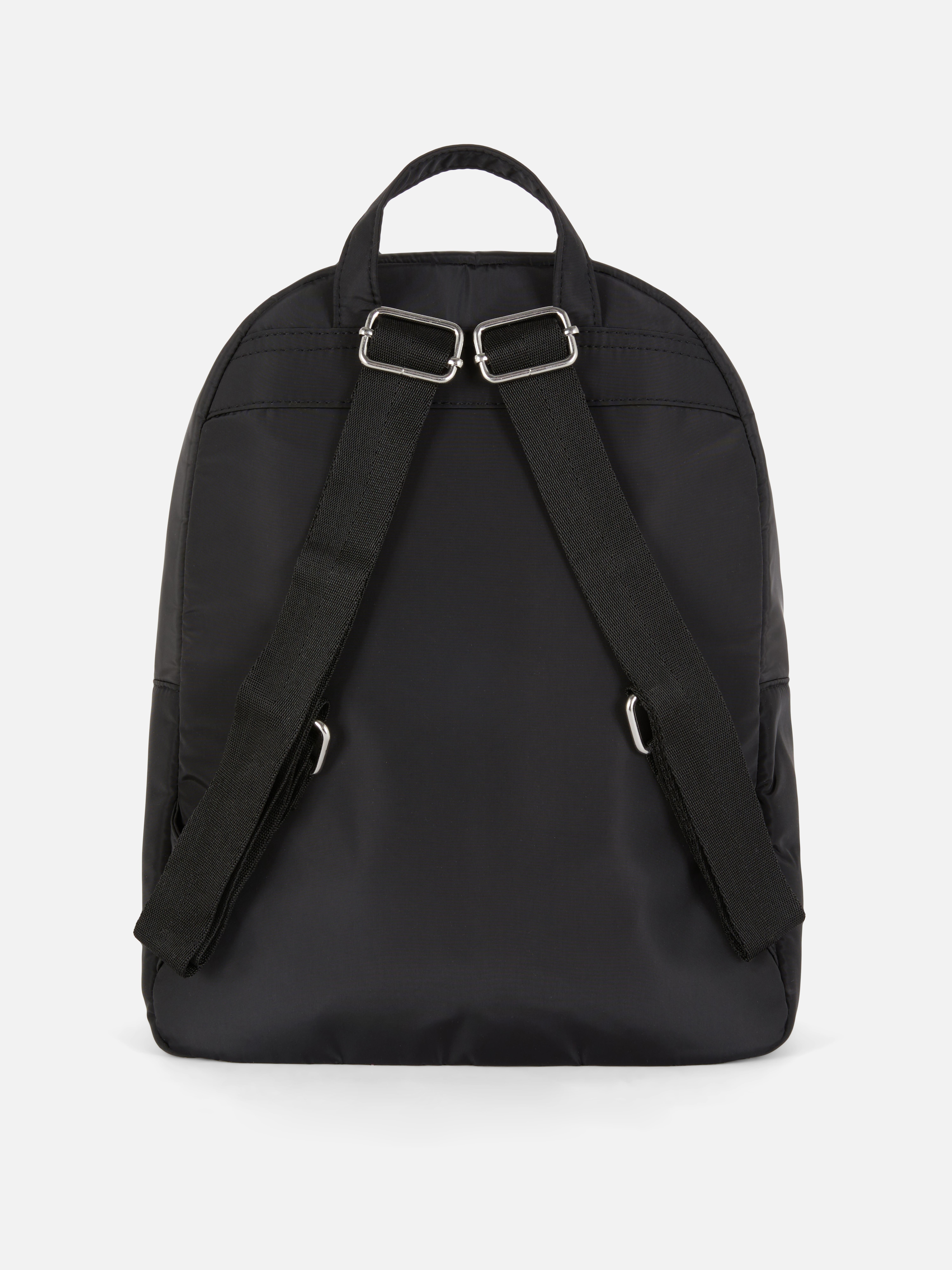 Rucksack mit zwei Taschen Ein Rucksack mit zwei Reißverschlussfächern und verstellbaren Trägern
