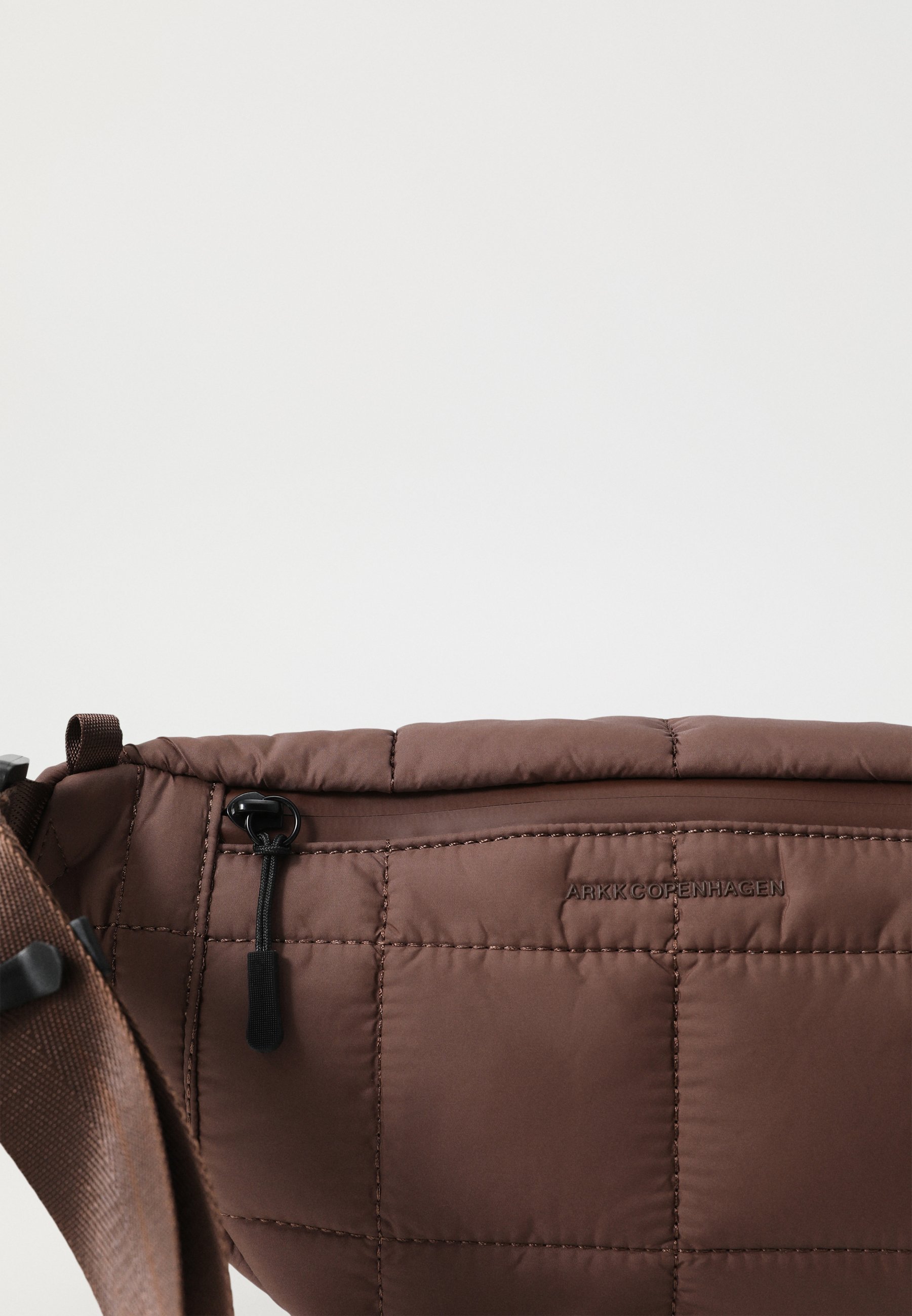 ARKK Copenhagen BUMBAG UNISEX - Sac banane - chocolat