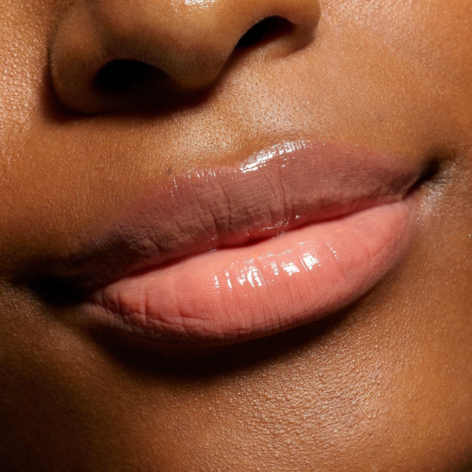 Kylie Cosmetics sjajilo za usne „Supple Kiss Lip Glaze“ – Nude Kiss, 3 ml