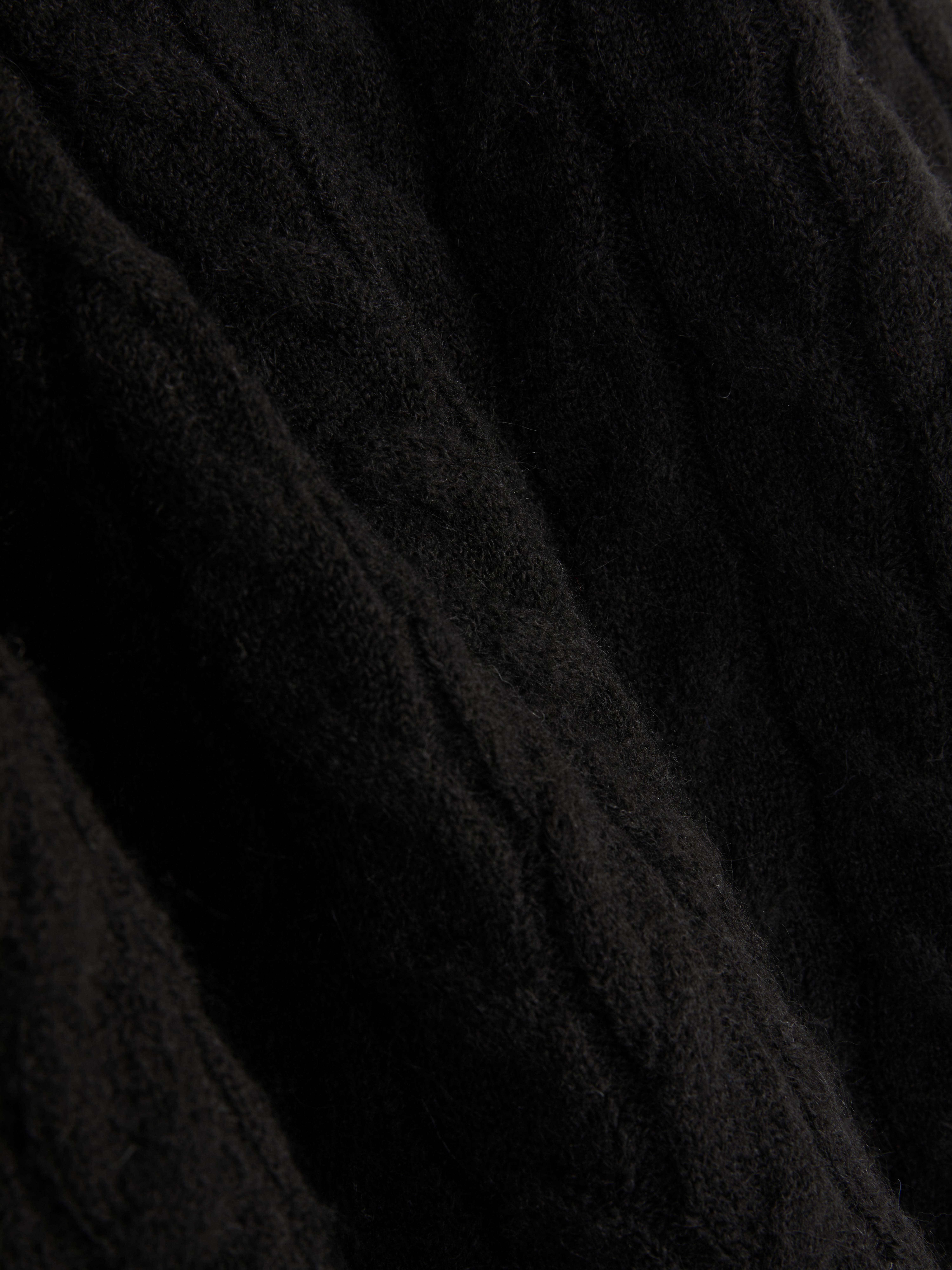 Zopfstrickpullover Ein Zopfstrickpullover mit Rundhalsausschnitt und klassischer Passform