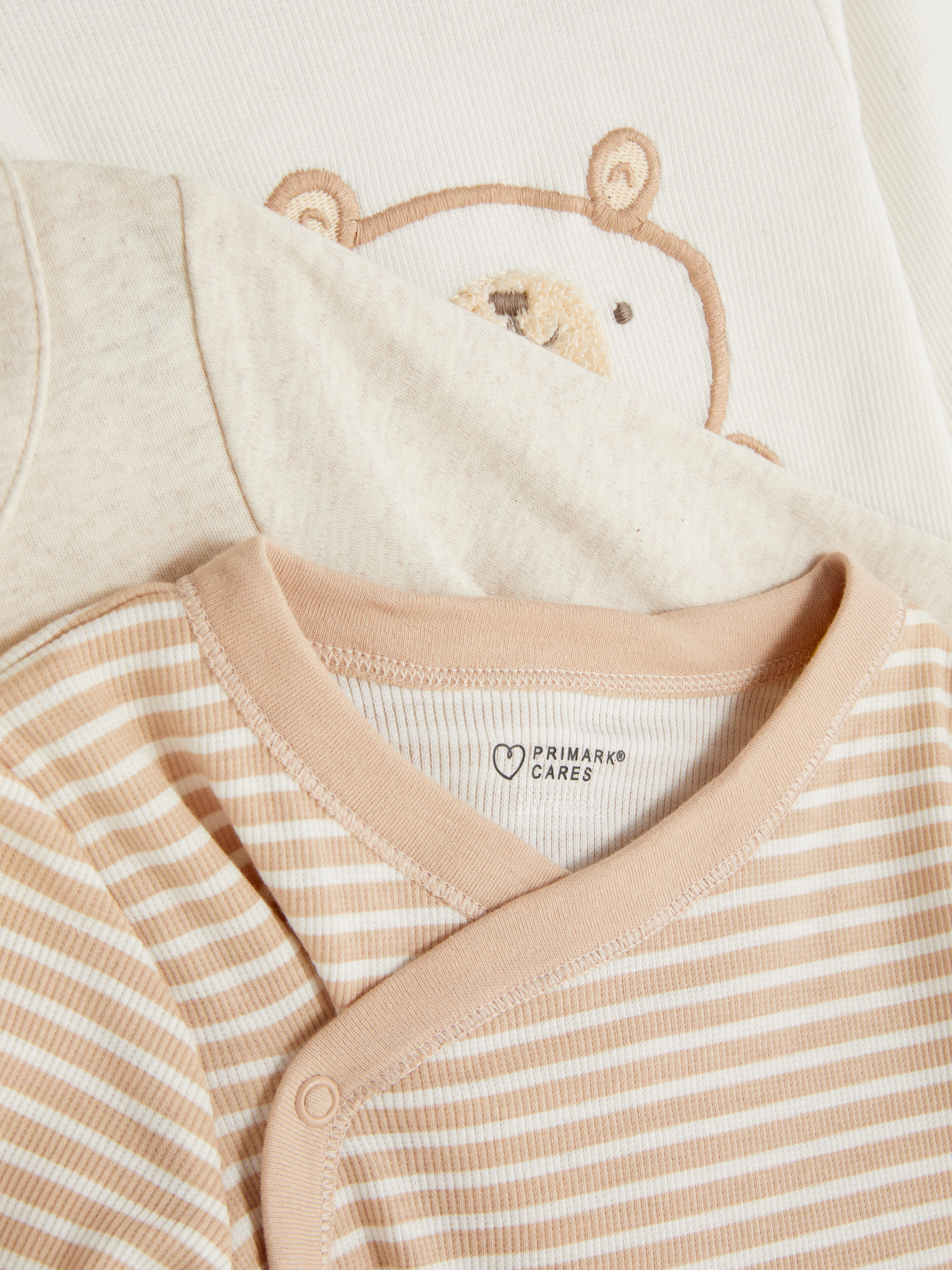 Verschiedene Bodys, 3er-Set Drei niedliche Babybodys mit langen Ärmeln und Druckknopfverschluss