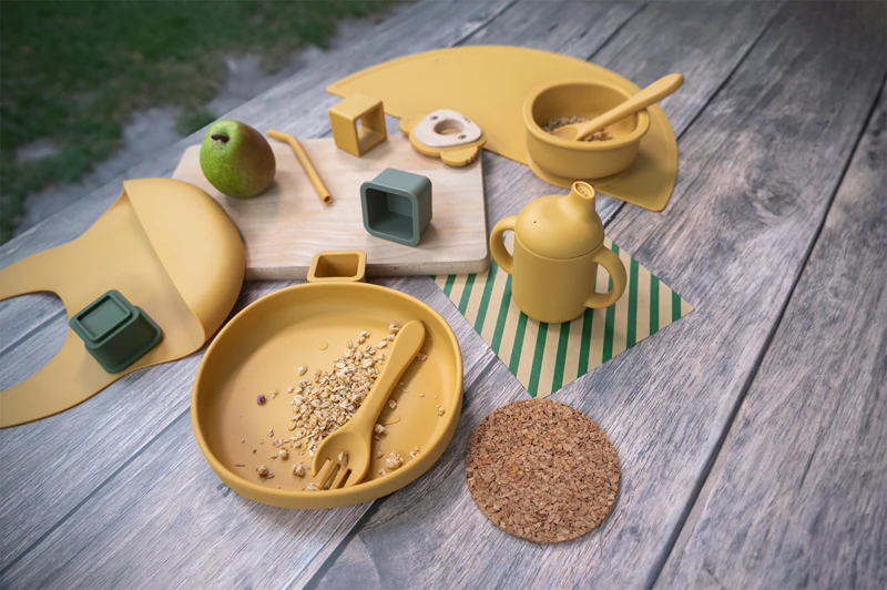 Conjunto de talheres infantis Zopa em silicone, amarelo mostarda.