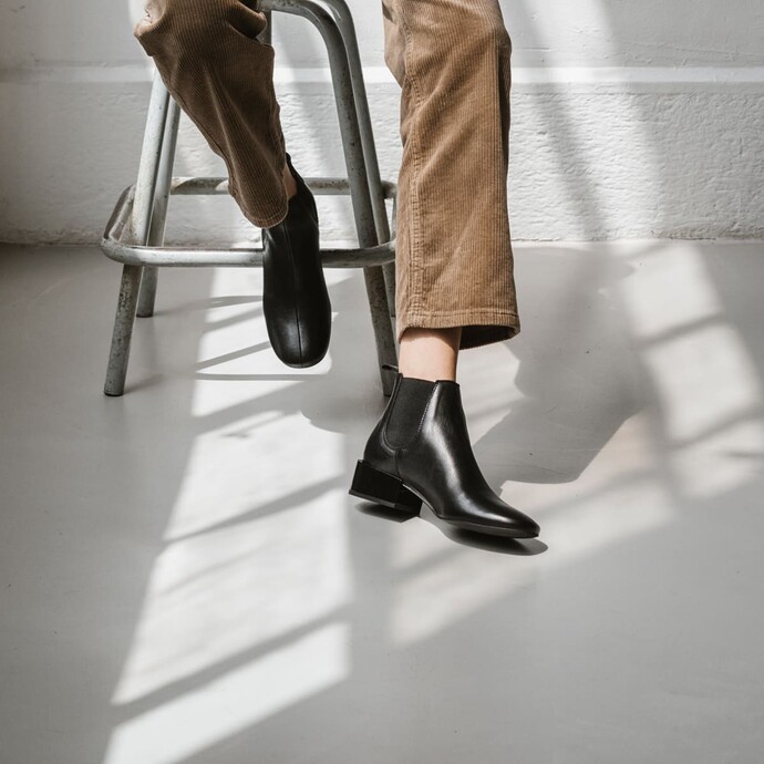 Bottines à talons carrés  en cuir noir