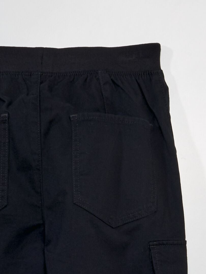 Calças com bolsos de aba - Ajuste mais confortável - Pretas