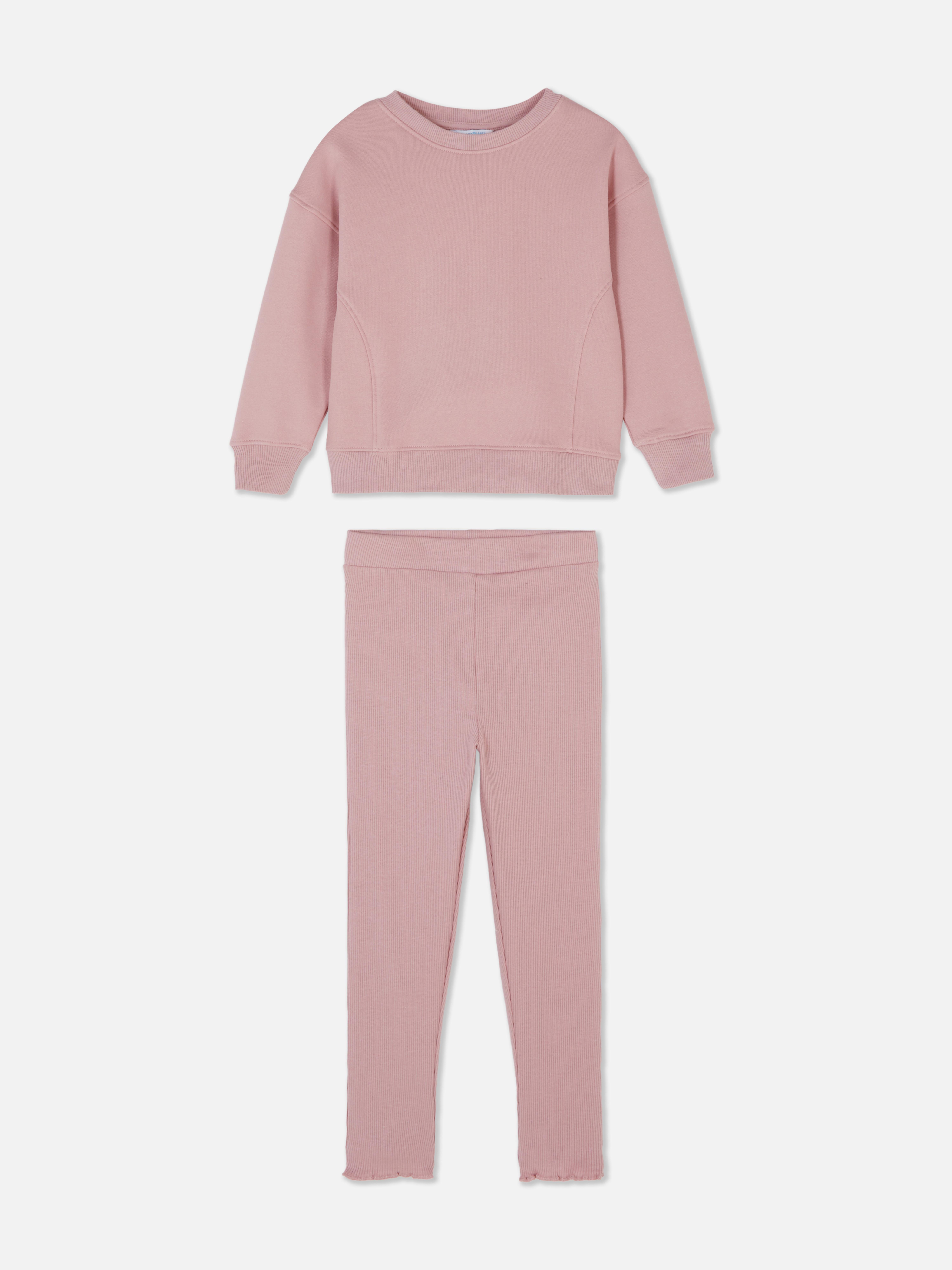 Sweatshirt und Jogginghose mit Rundhalsausschnitt. Ein geripptes Set bestehend aus einem Oberteil mit Rundhalsausschnitt und passender Hose.
