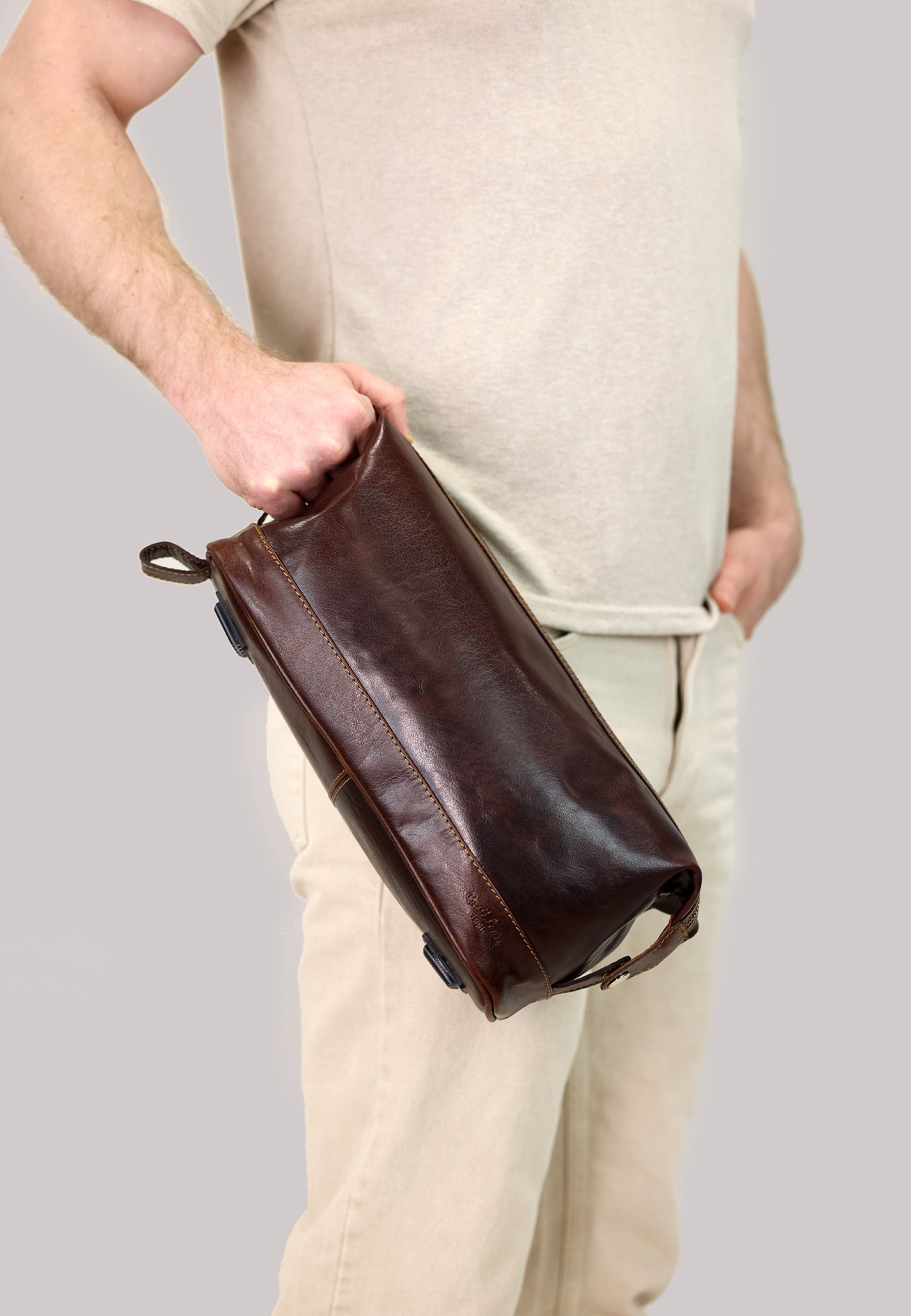Gusti Leder ANIKA - Trousse de toilette - marron foncé