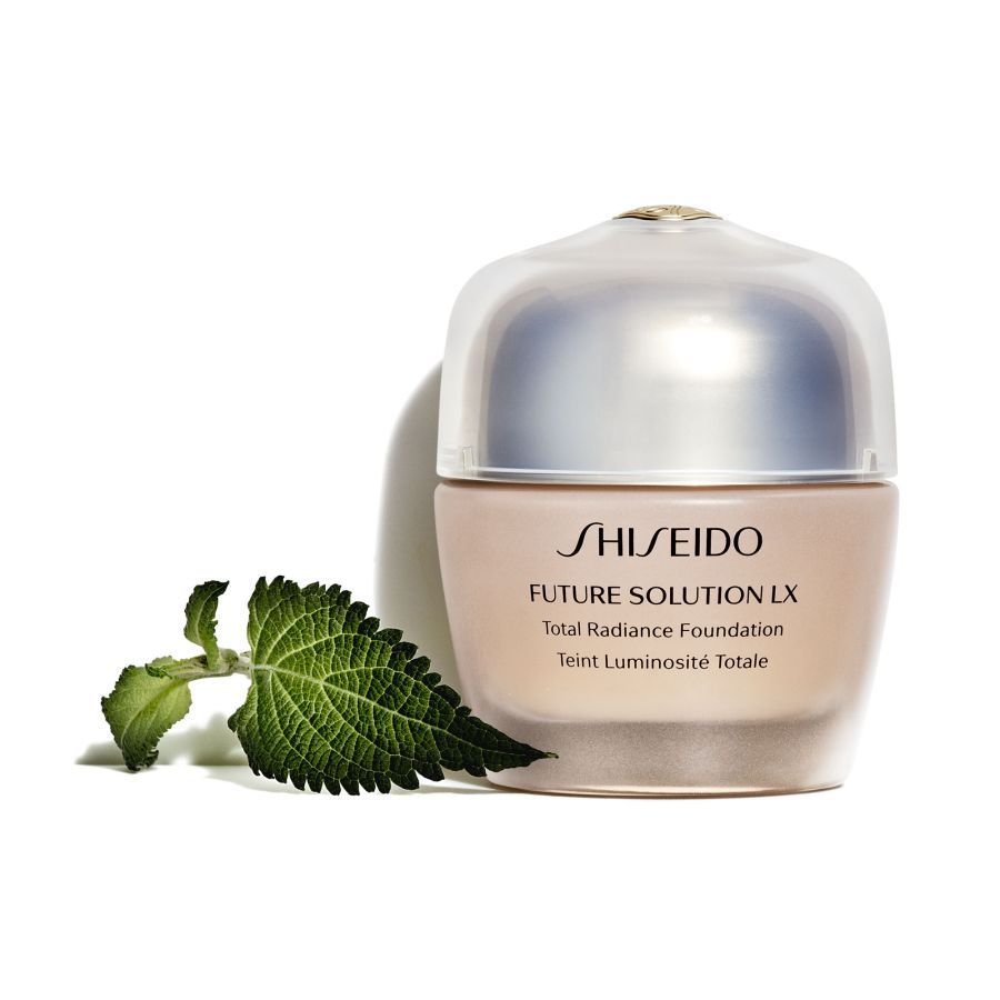 „Future Solution LX Total Radiance Foundation“ makiažo bazė Prabangios makiažo bazės
