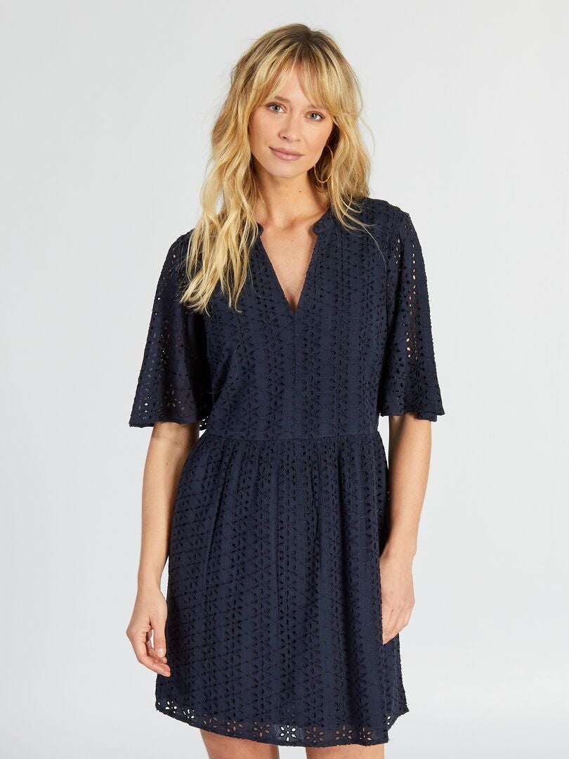 Rochie scurtă, croită, cu broderie englezească - ALBASTRU