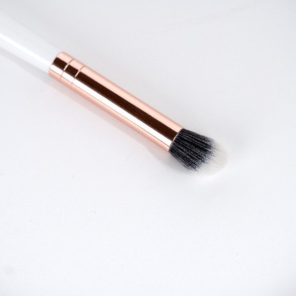 Štětec Brushworks White & Gold na zvýrazňování a konturování