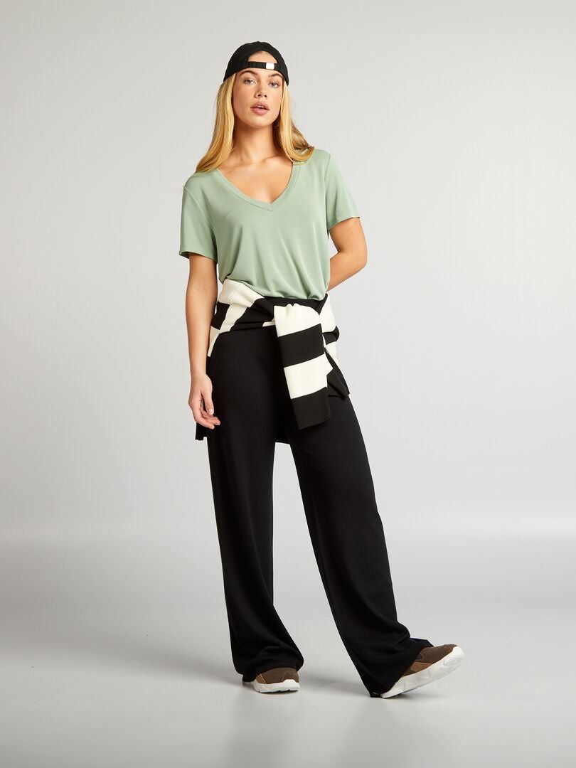 Camiseta elástica con cuello en V - VERDE