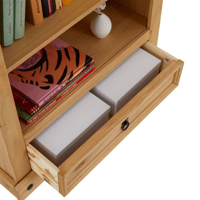 Librería de madera estilo mexicano SALSA con 2 estantes y 1 cajón, hecha de pino macizo con acabado teñido y encerado.