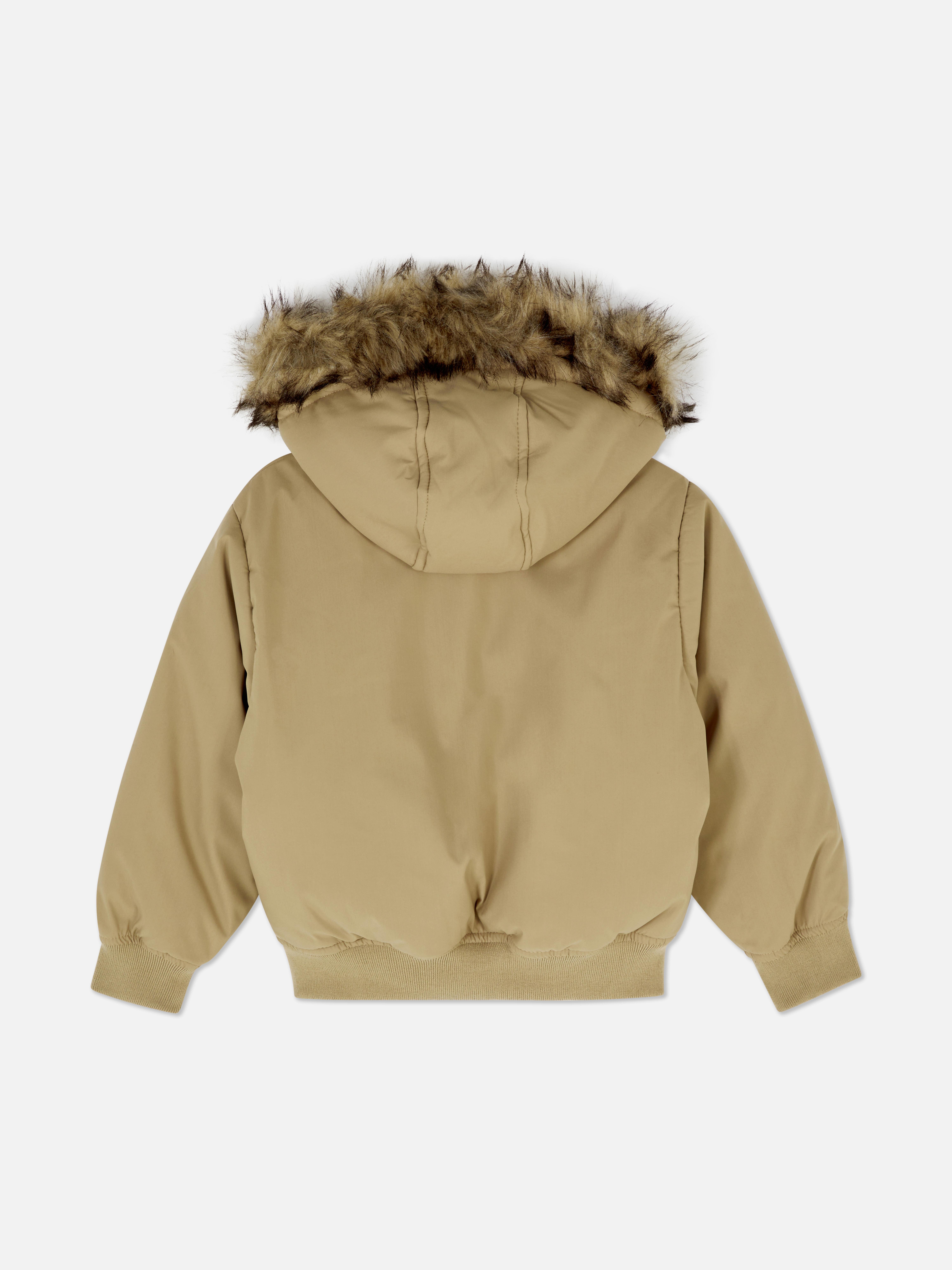 Parka mit Kunstpelzbesatz. Dieser kurze Parka mit Kapuze und Kunstpelzbesatz hält wunderbar warm.