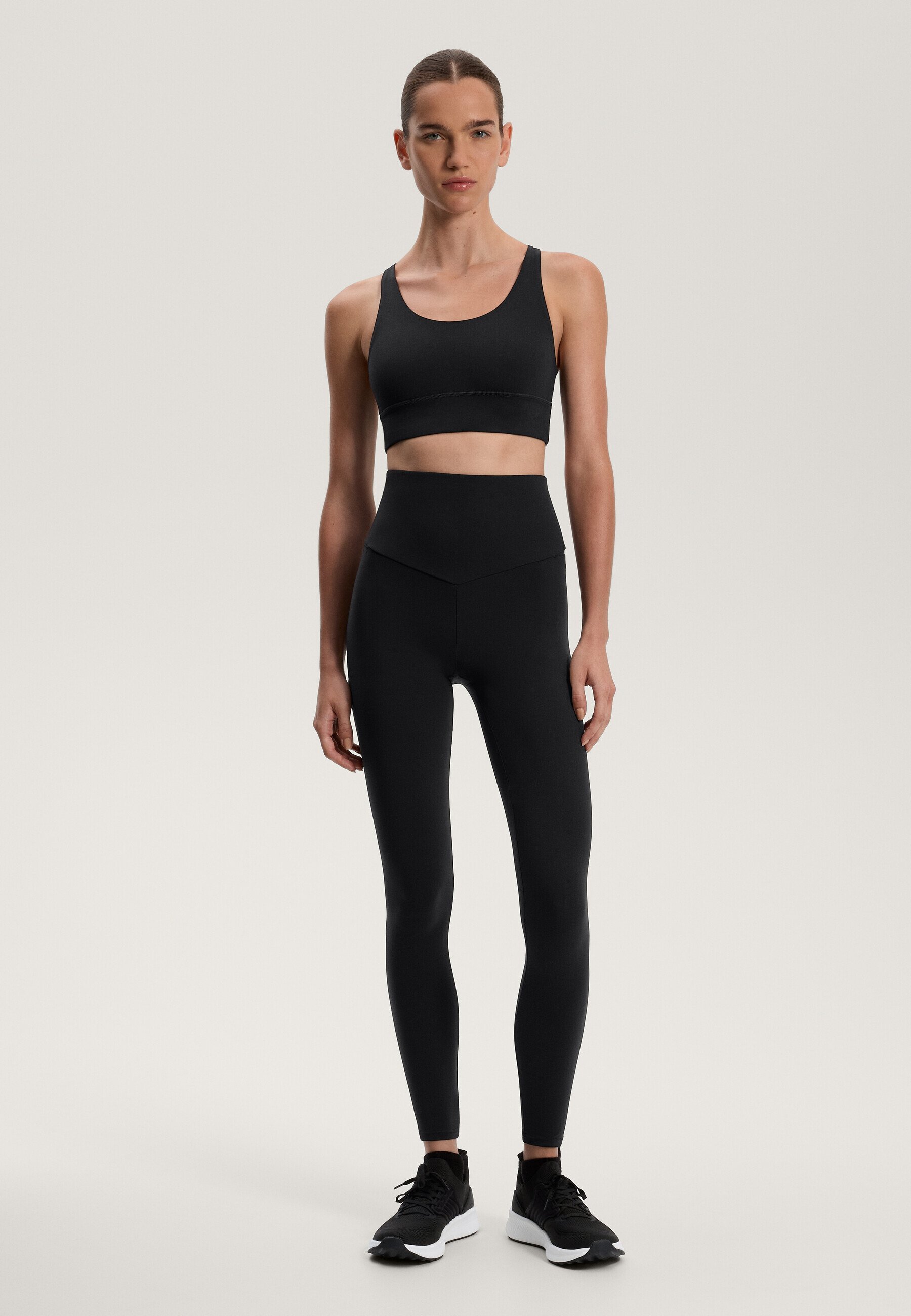 Leggings OYSHO COMFORTLUX SUPER HIGH RISE ANKLE-LENGTH CON TASCHE - neri