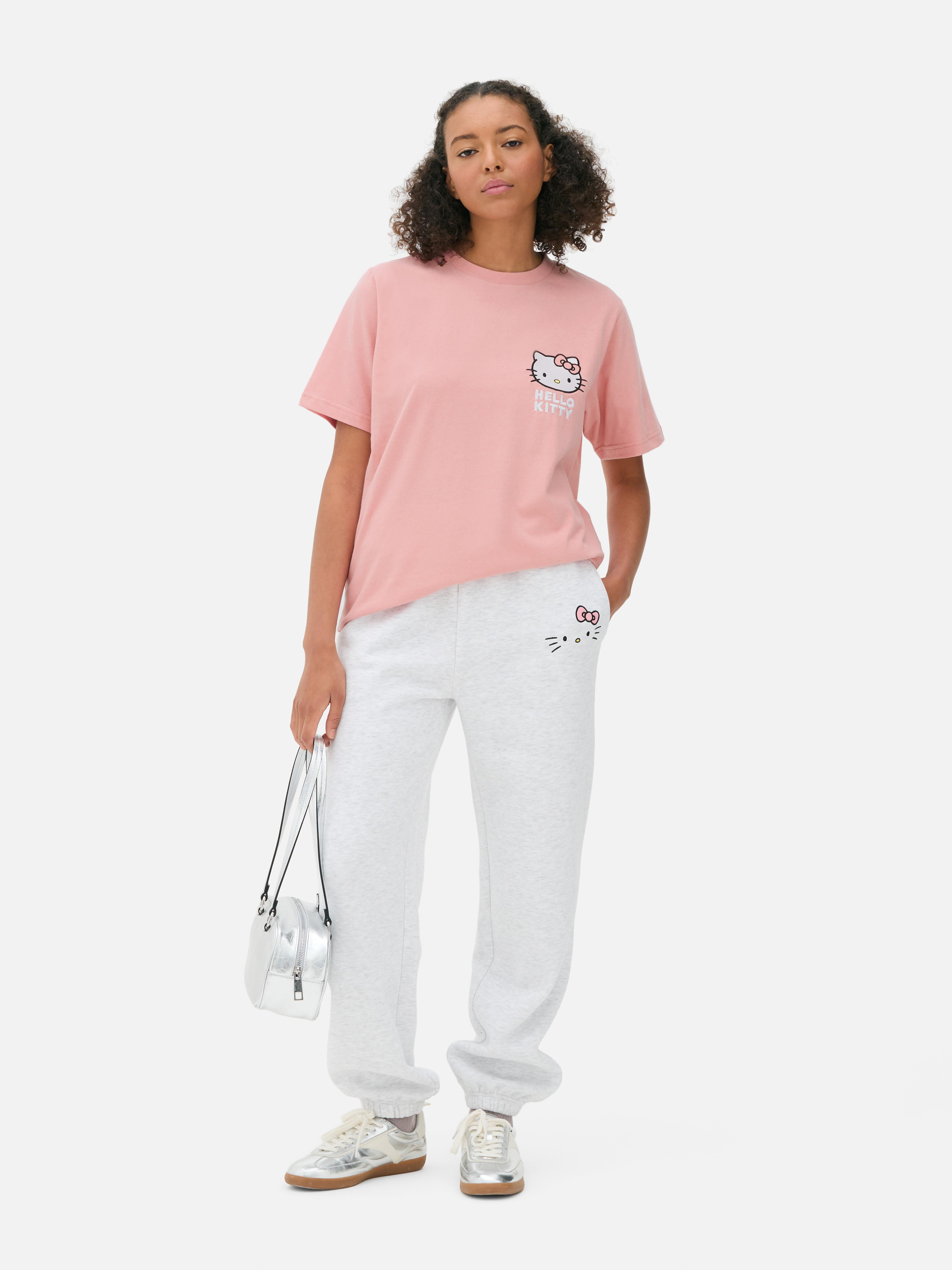 Tricou cu imprimeu Hello Kitty. Acest tricou supradimensionat cu Hello Kitty, cu decolteu rotund și mâneci scurte, este o piesă drăguță de bază.