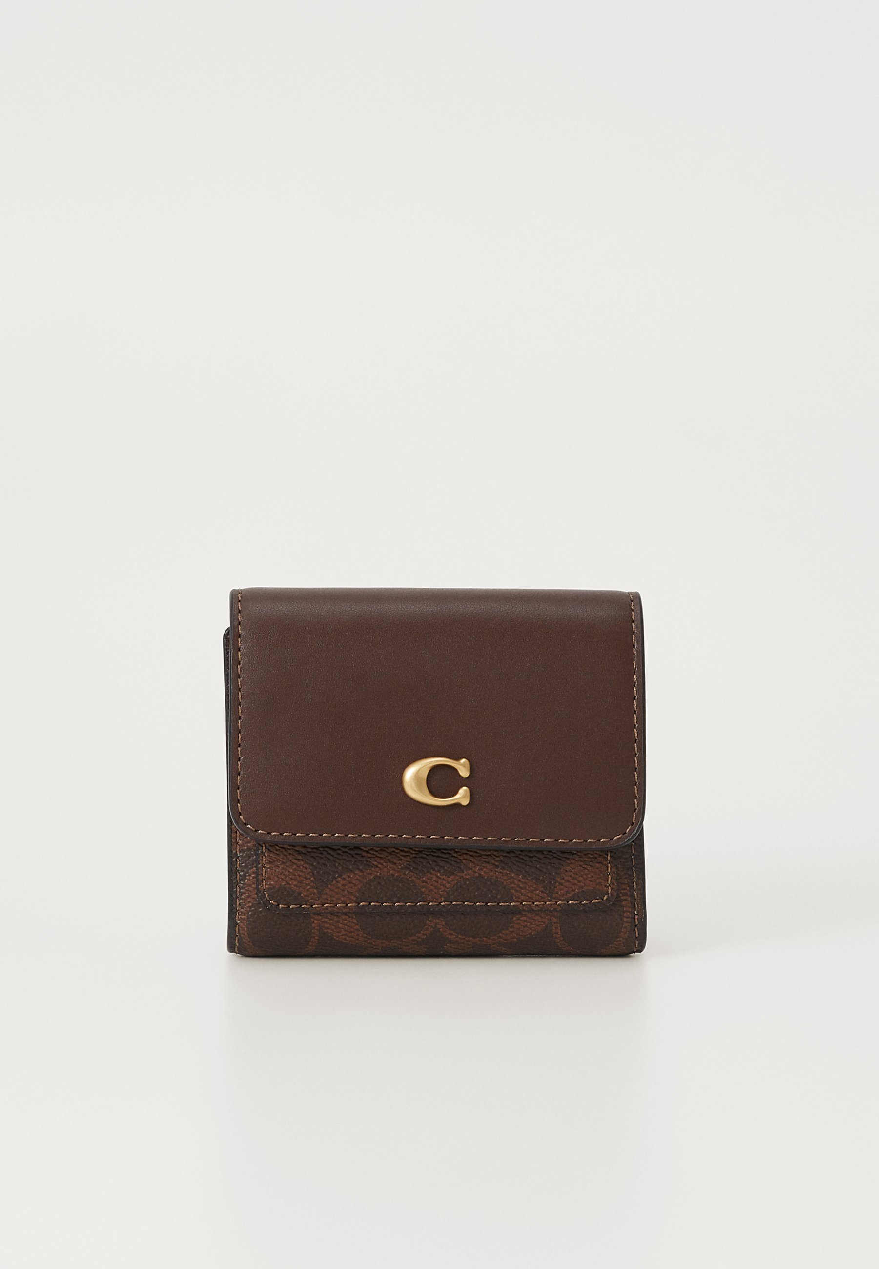 COACH MILA KLEINE FLAP PORTEMONNEE IN SIGNATURE CANVAS - Portemonnee - esdoorn