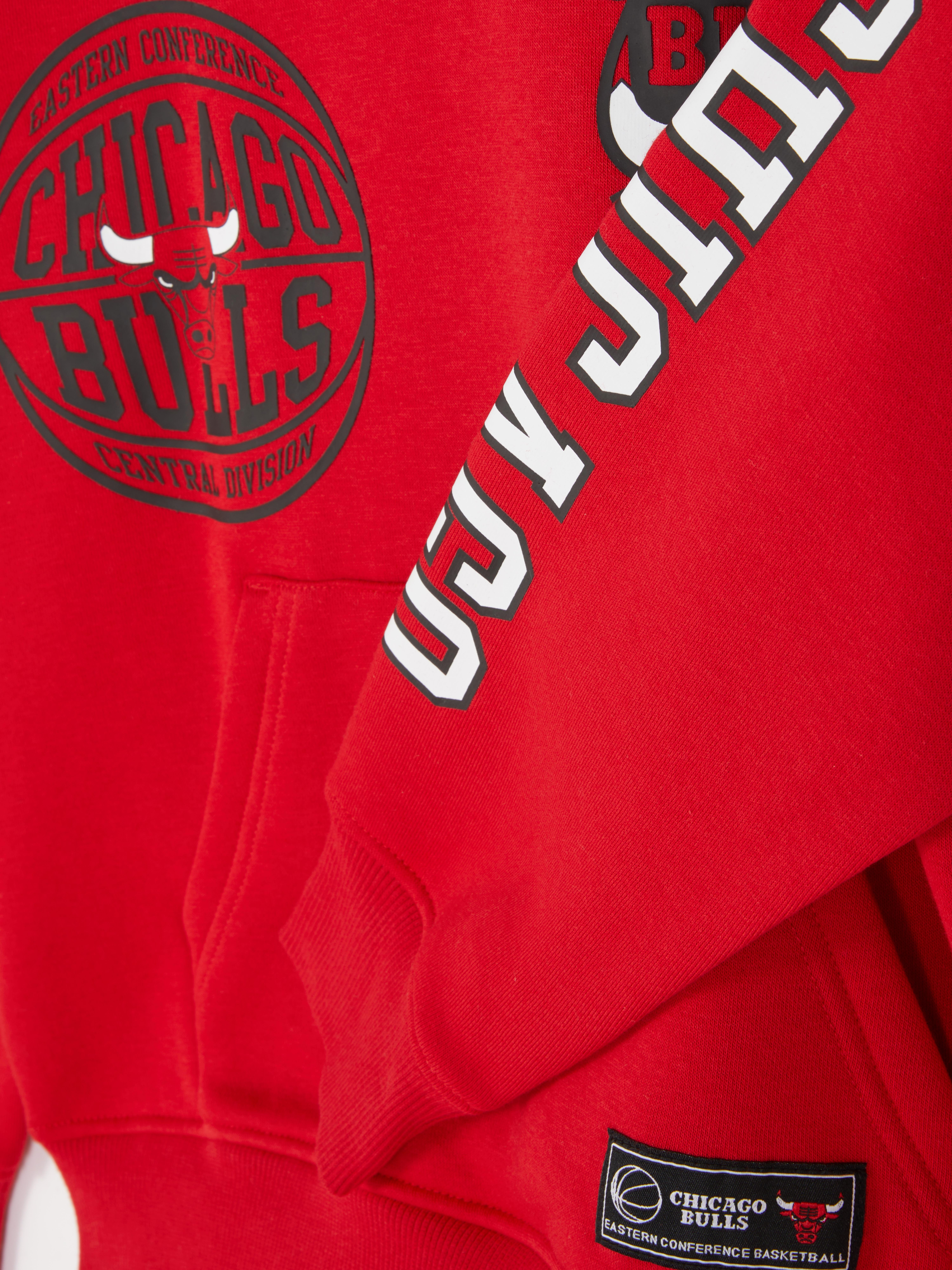 Hanorac cu imprimeu NBA Chicago Bulls. Un hanorac sport cu manșete striate, buzunar tip cangur și imprimeu NBA Chicago Bulls.