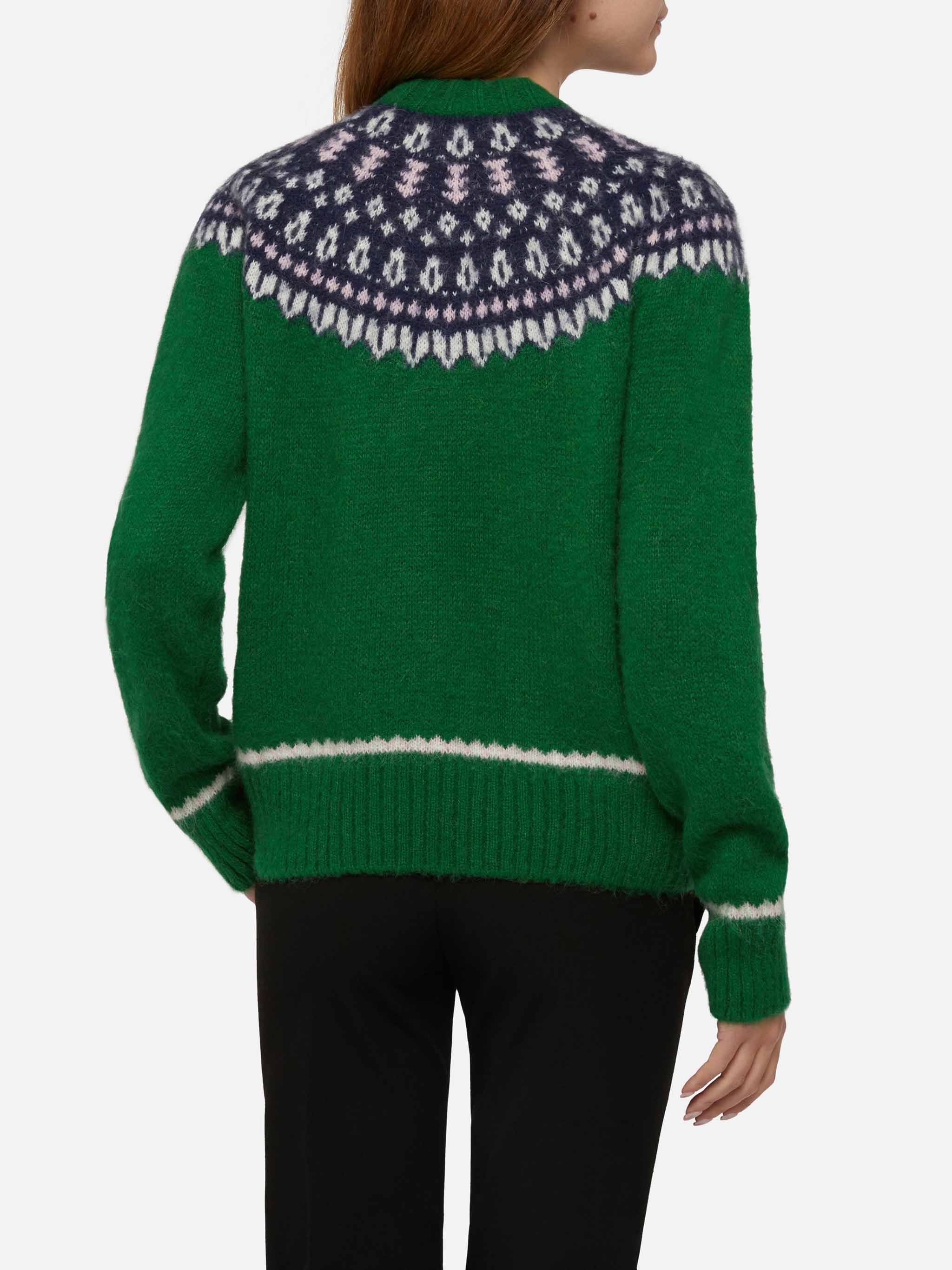 Queen Nordic zachtgroene trui met Fair Isle jacquard en Aspen-borduurwerk.