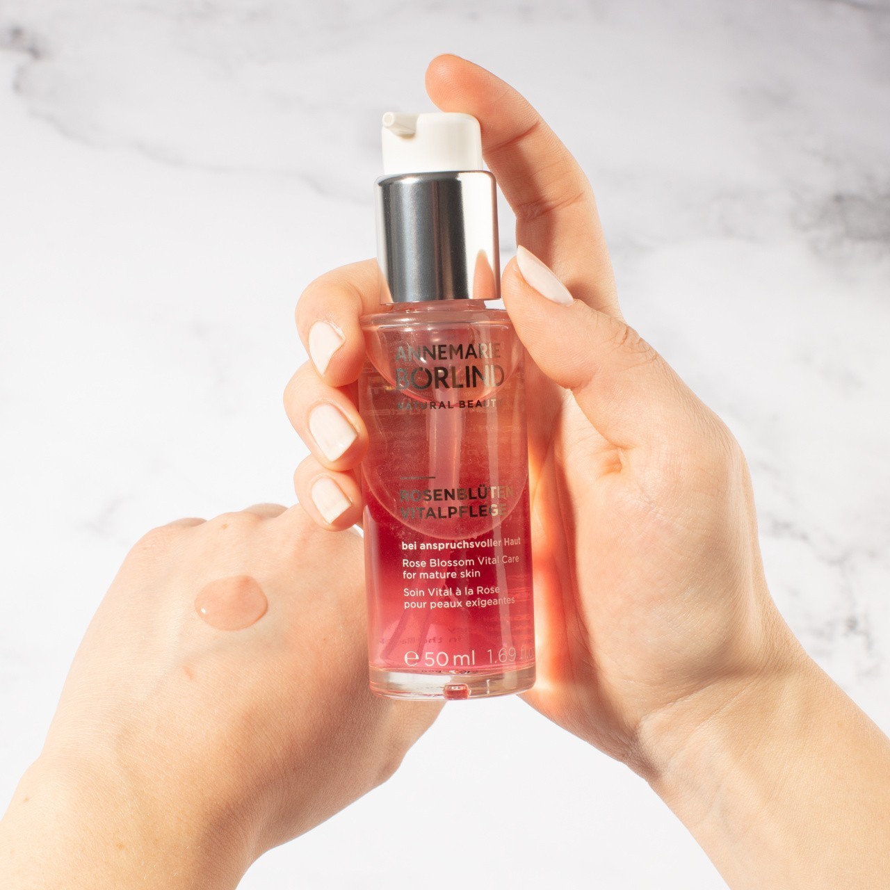 ANNEMARIE BÖRLIND Mitrinošs serums ar rožu ziedlapiņām, atjaunojoša kopšana - 50 ml