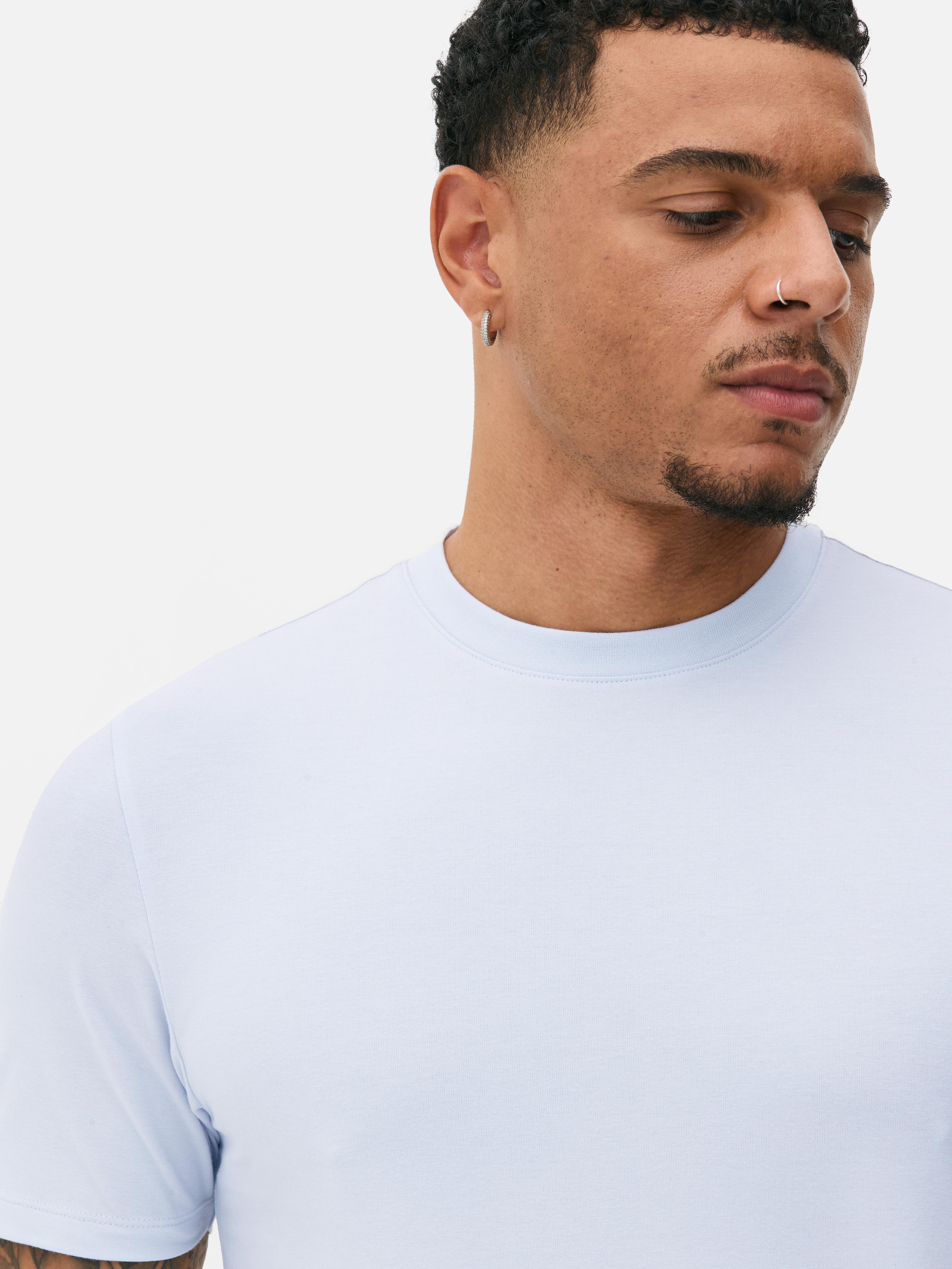 Schmal geschnittenes T-Shirt, hauptsächlich aus Baumwolle. Dieses T-Shirt hat eine figurbetonte Passform, einen Rundhalsausschnitt und kurze Ärmel.