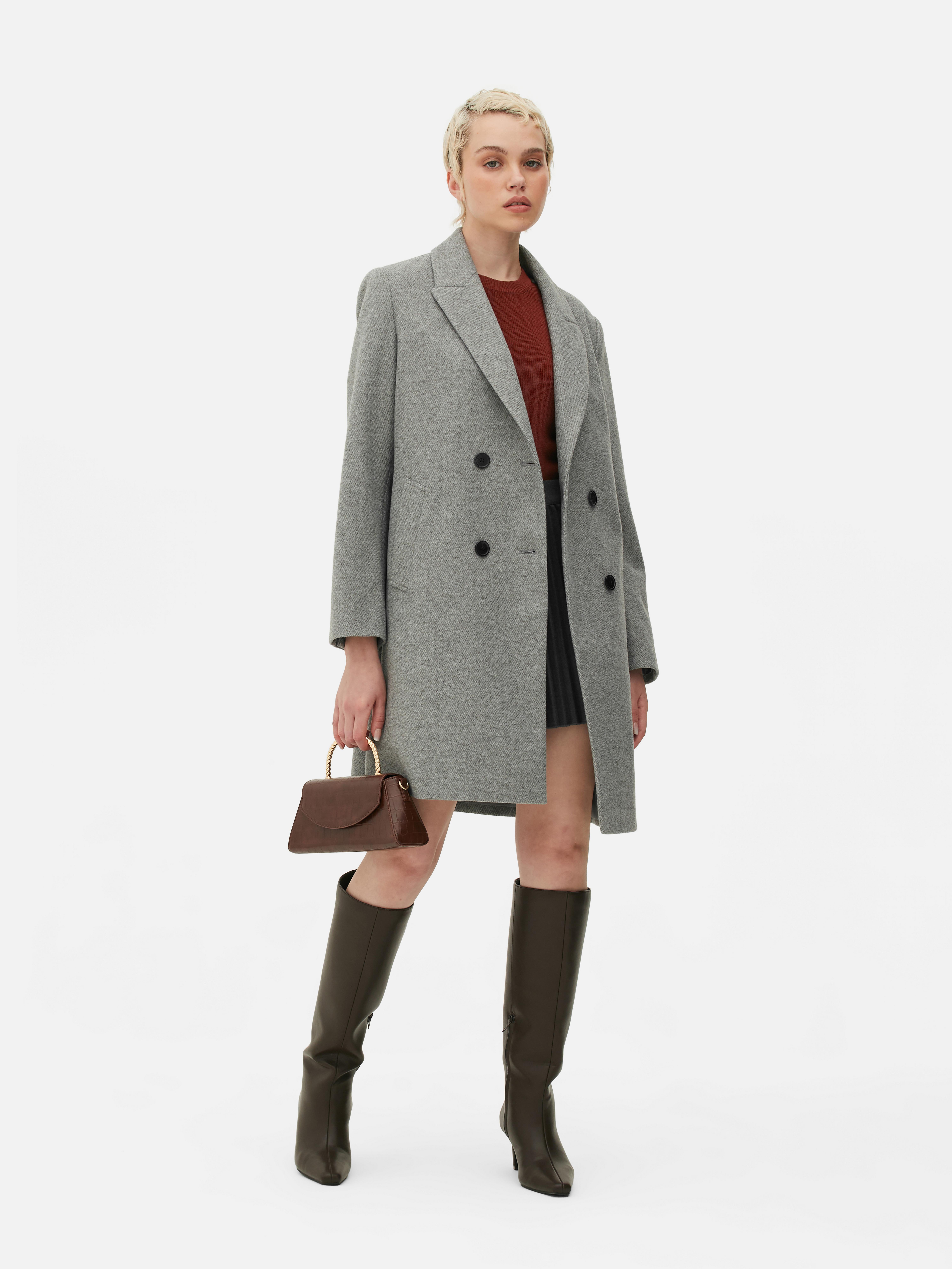Palton twill cu două rânduri de nasturi. Acest palton twill cu două rânduri de nasturi, cu o croială modernă și revere crestate, este perfect pentru ținute casual sau elegante.