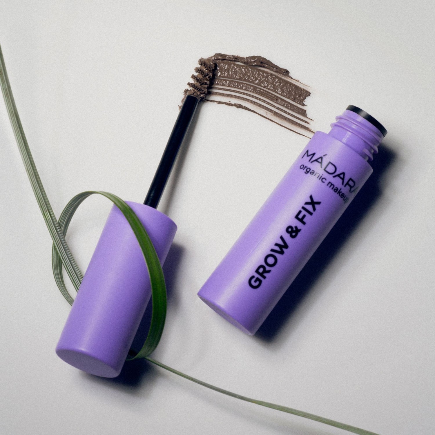 MÁDARA Gel za obrve Wax & Fix, tonirani gel za obrve, br. 4 tamnosmeđa - 4,25 ml
