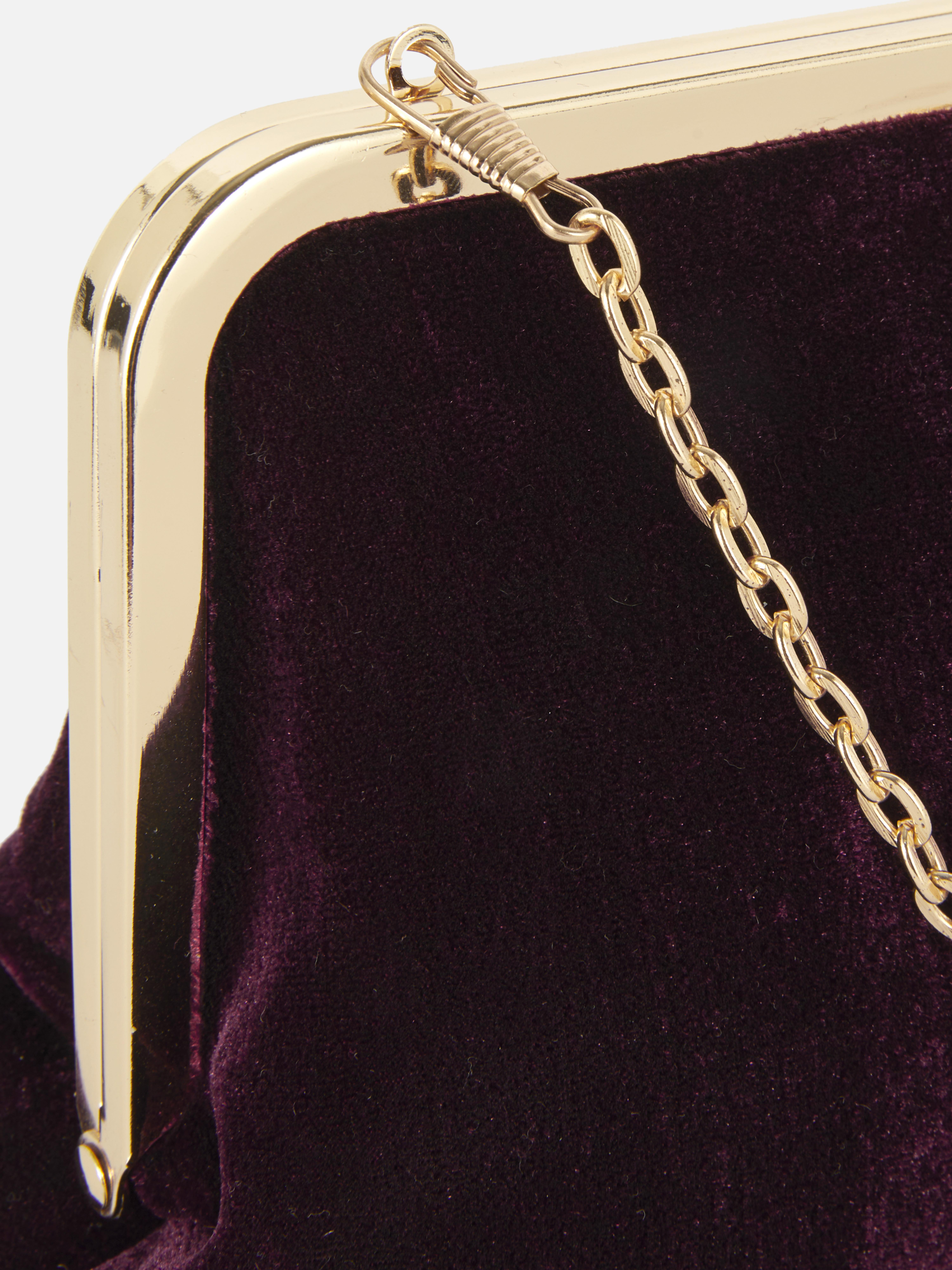 Clutch din catifea cu ramă. Acest clutch din catifea cu formă vintage completează orice ținută de seară.