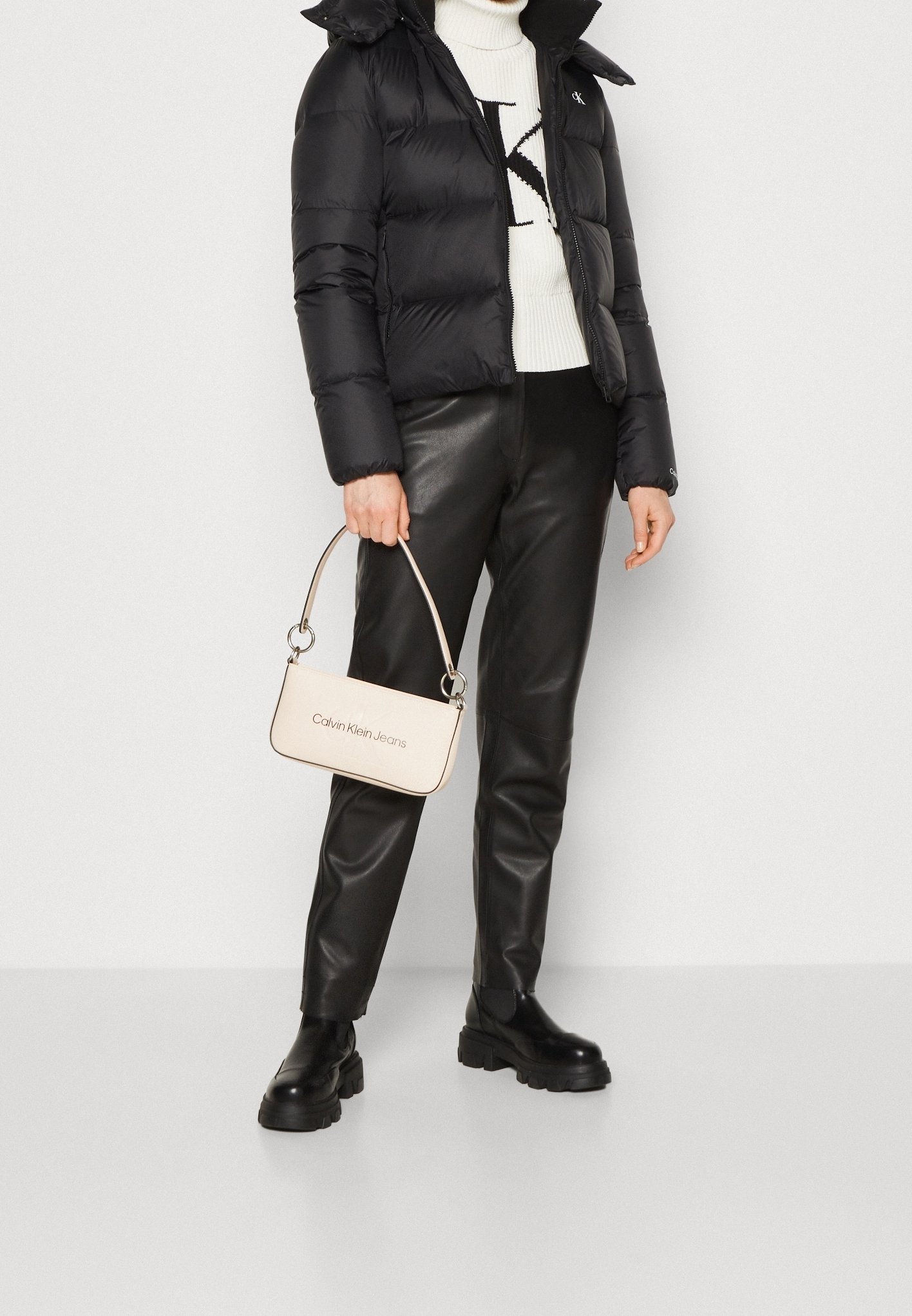 Péřová bunda Calvin Klein Jeans - černá