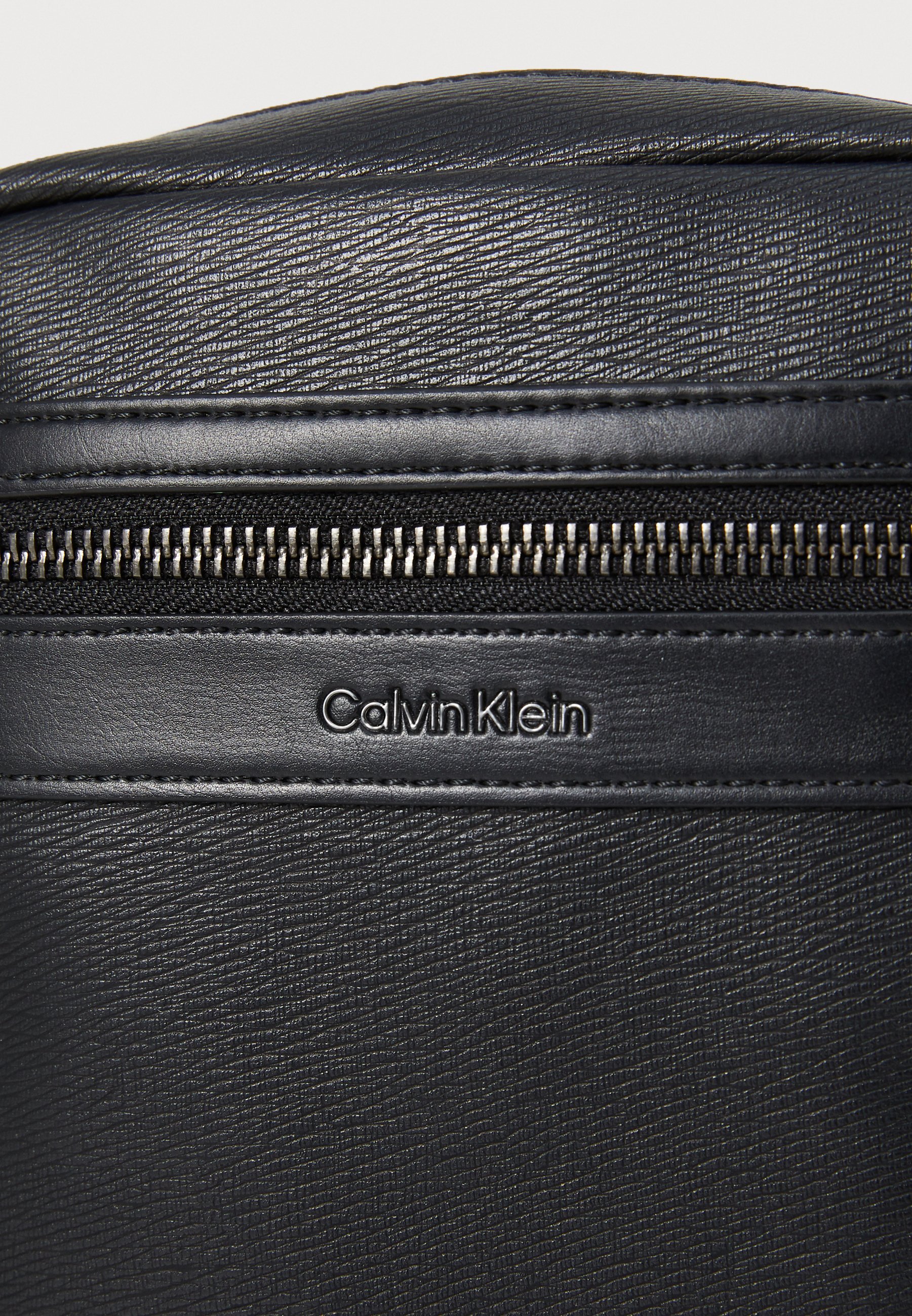 Calvin Klein CONTRAST ZIP - Crossbodytas - zwart