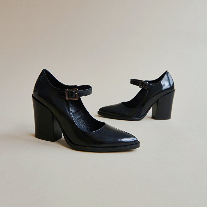 Babies à talons et bouts pointus  en cuir glacé noir