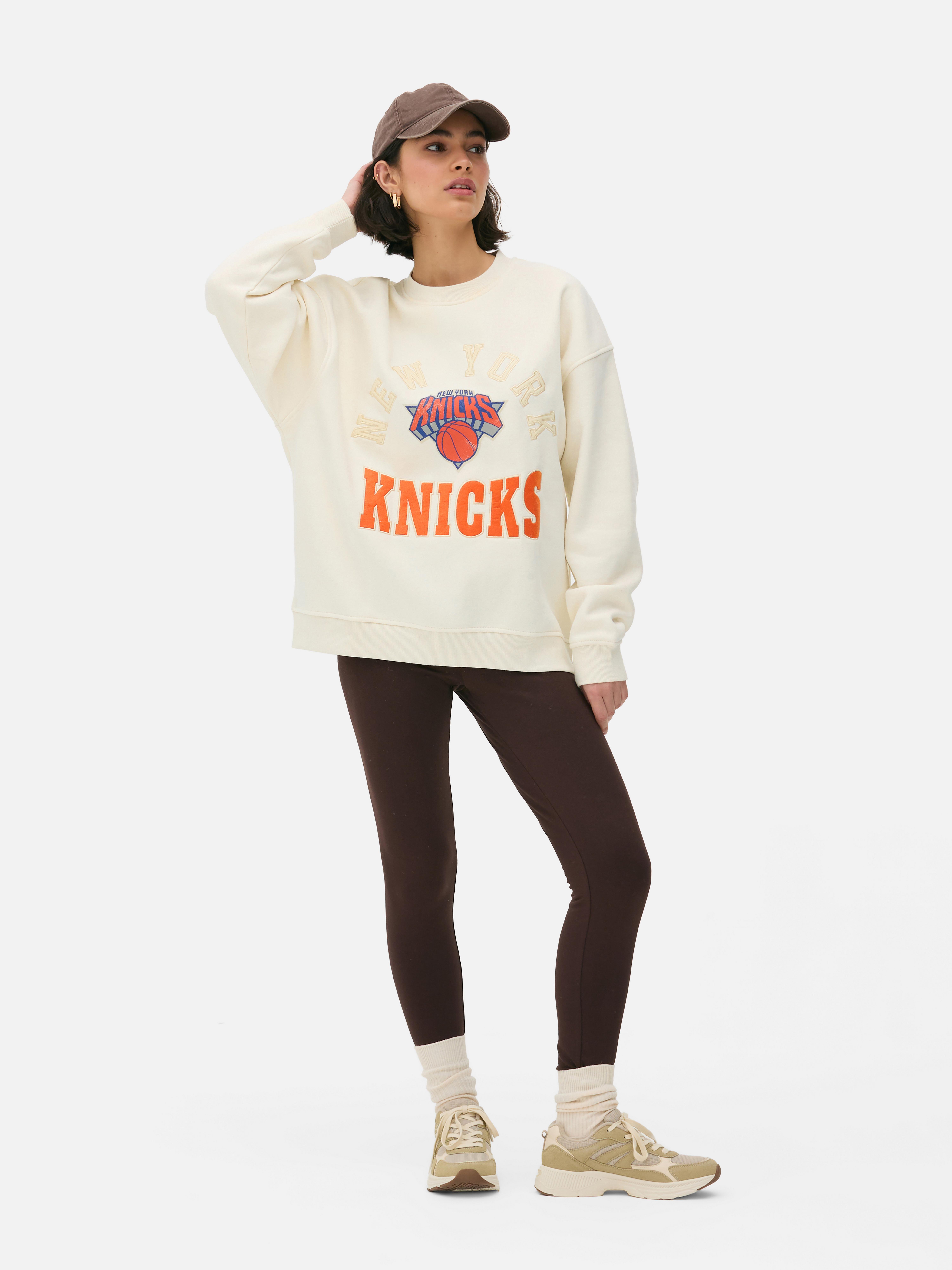 Oversized-Sweatshirt der NBA New York Knicks: Trage dieses New York Knicks-Sweatshirt auch dann, wenn sie gerade kein Spiel haben.