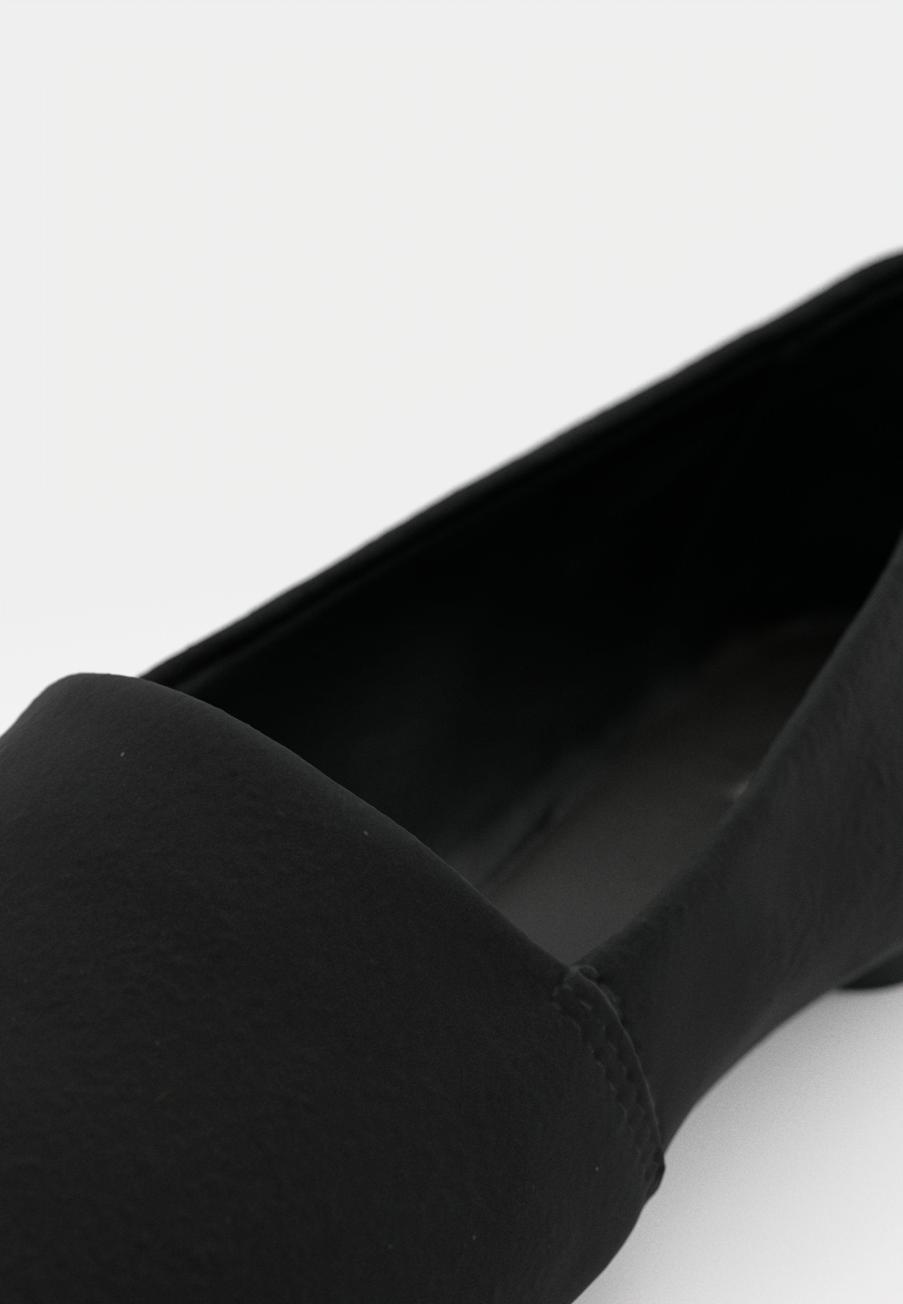 Vagabond SANDY - Slip-on cipők - fekete
