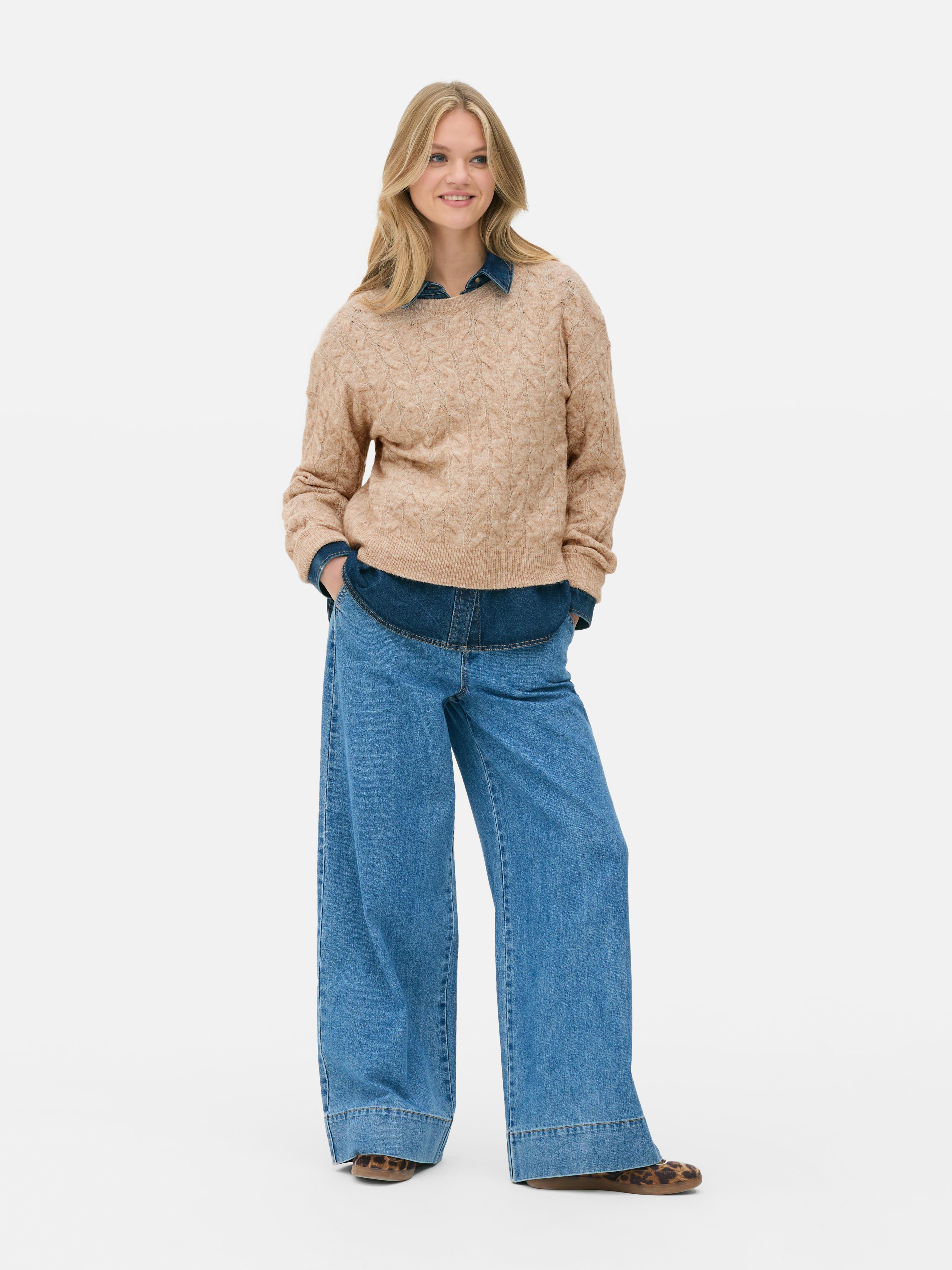 Zopfstrickpullover Ein Zopfstrickpullover mit Rundhalsausschnitt und klassischer Passform