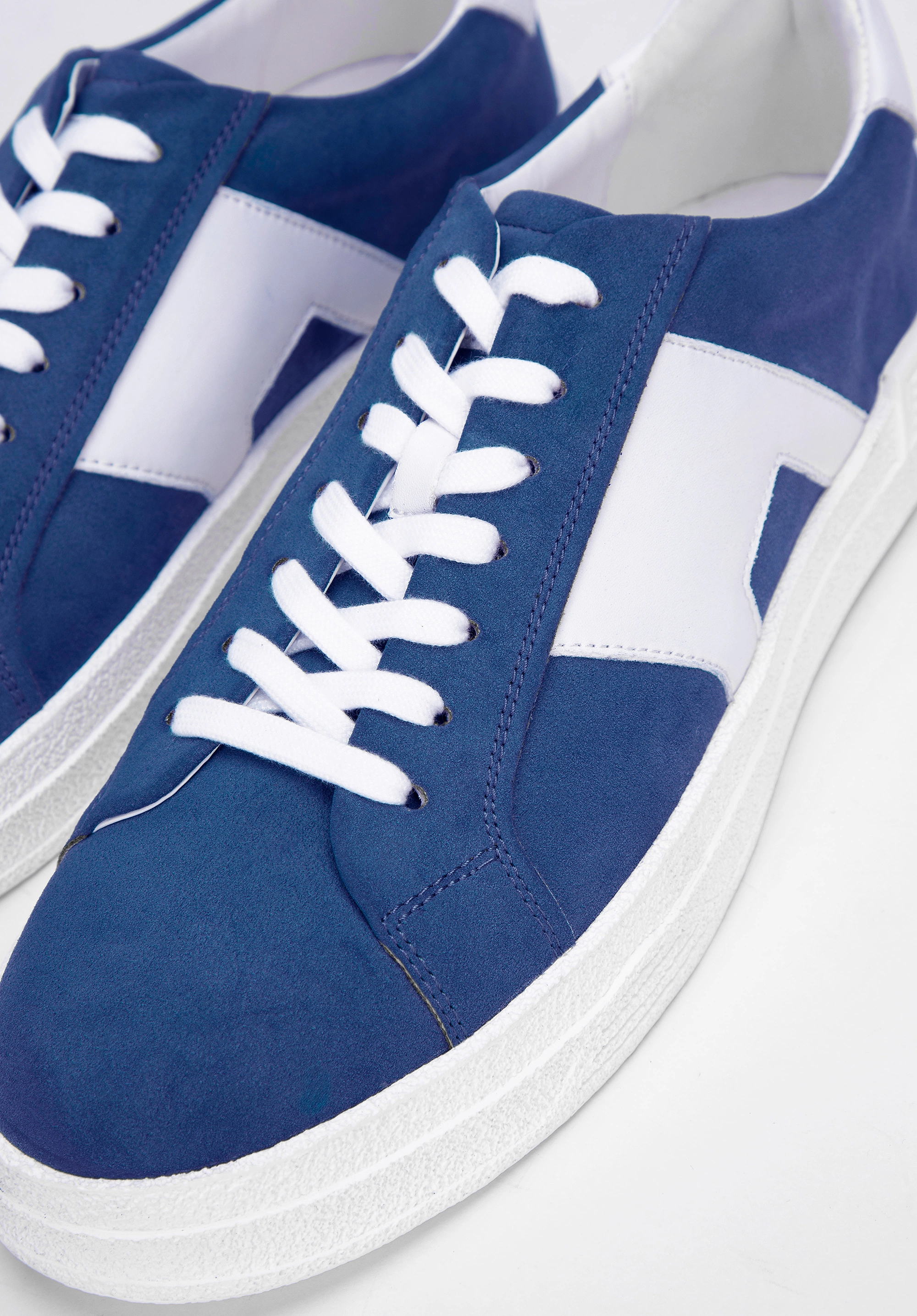 Męskie sneakersy z kontrastową podeszwą granatowe