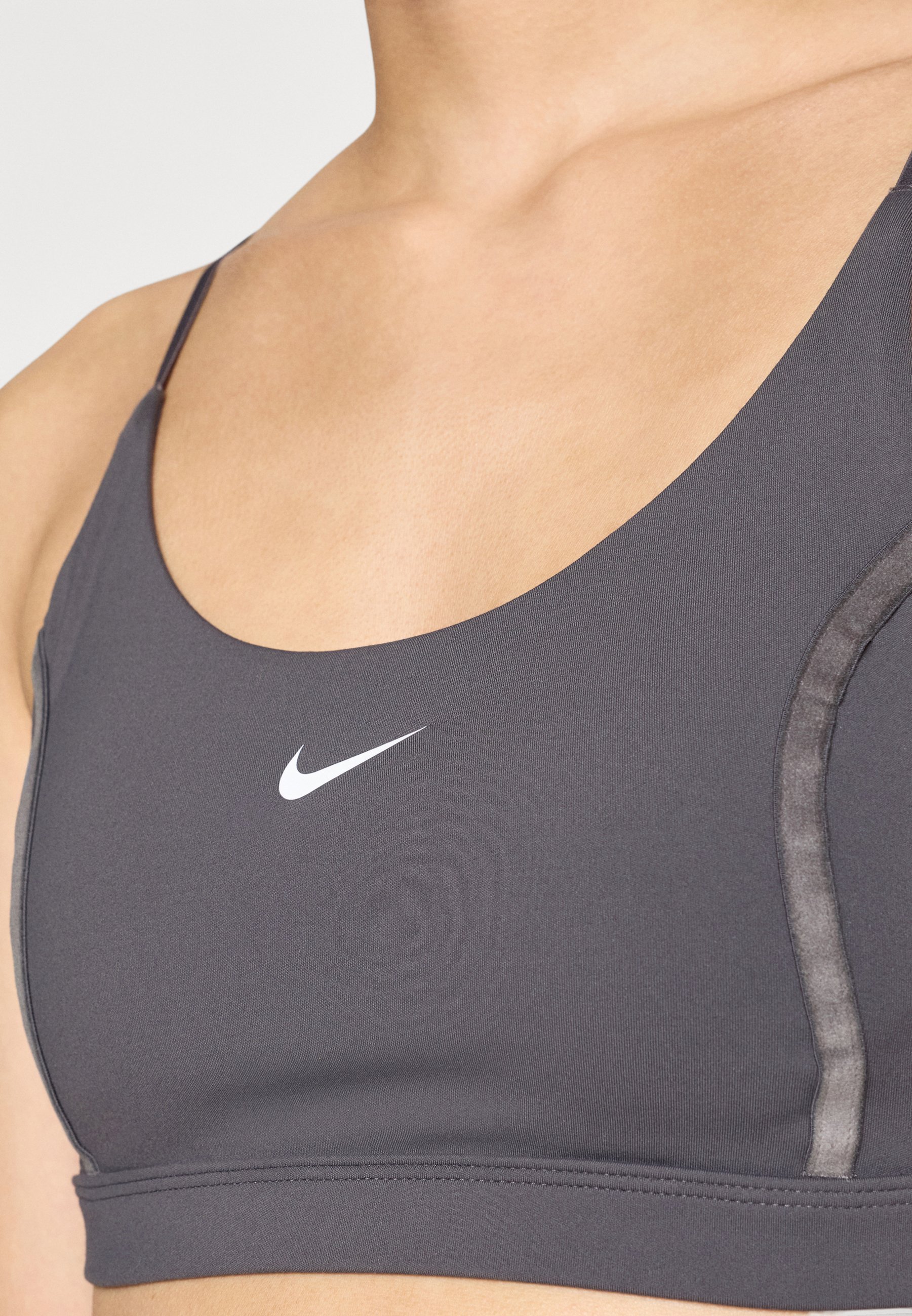 Nike Performance BRA - Kerget tuge pakkuv spordirinnahoidja - äikesehall/valge
