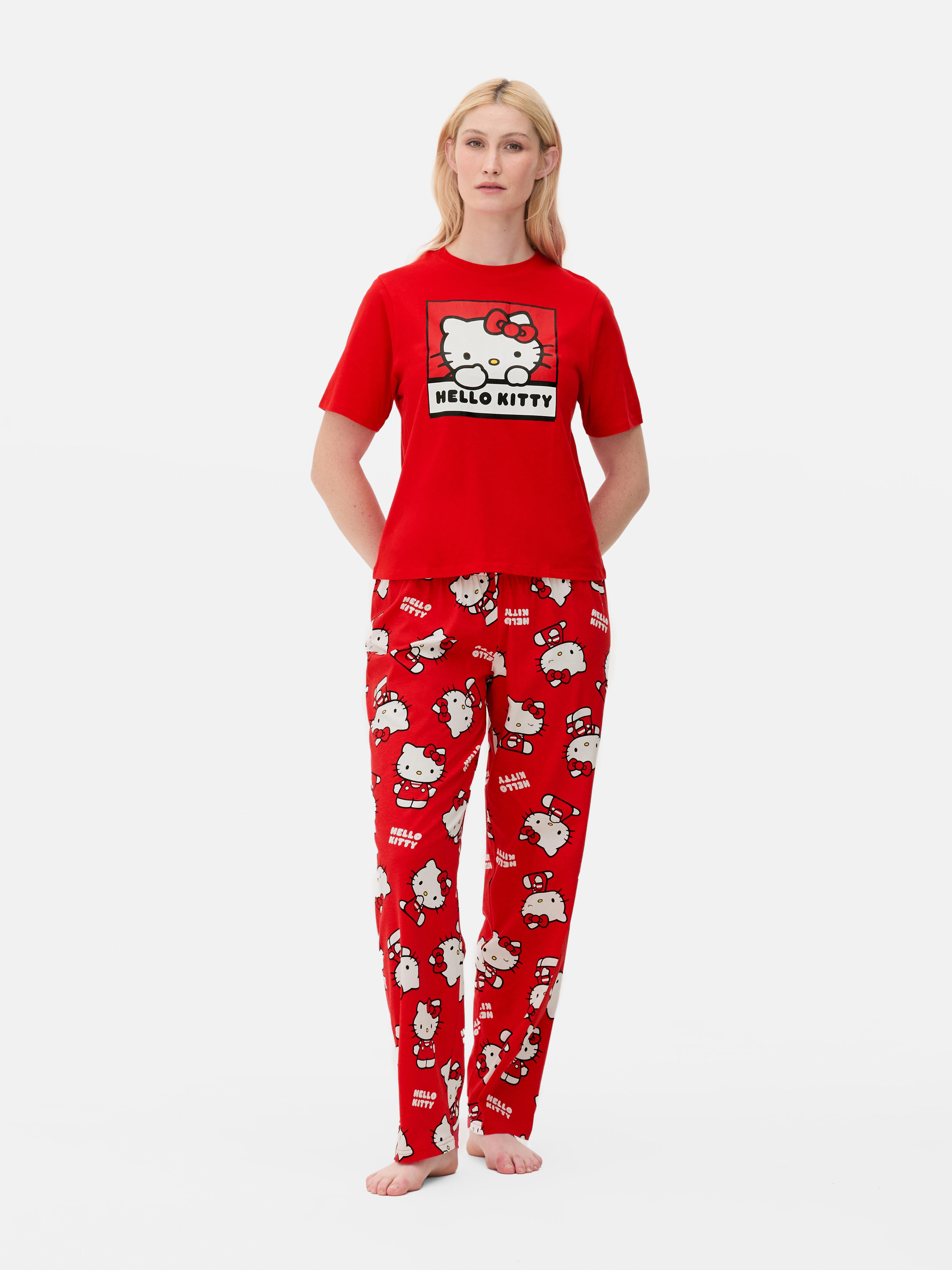 Pigiama di Hello Kitty con maglietta e pantaloni della tuta. Addio ai noiosi pigiami, dai il benvenuto a questo pigiama di Hello Kitty.