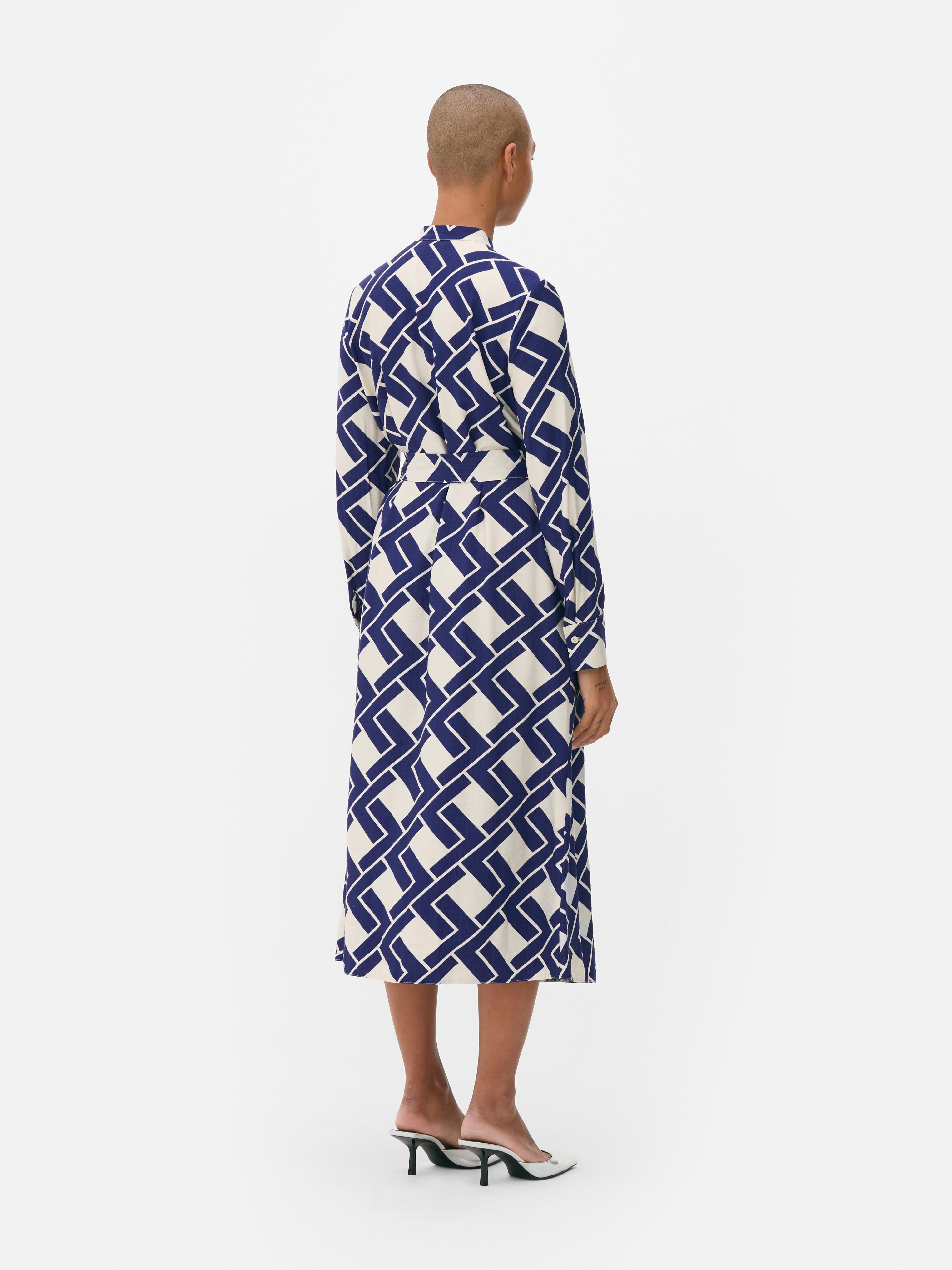 Rochie cămașă cu model geometric O rochie cămașă cu model geometric, guler tip bandă, închidere cu nasturi și curea legată