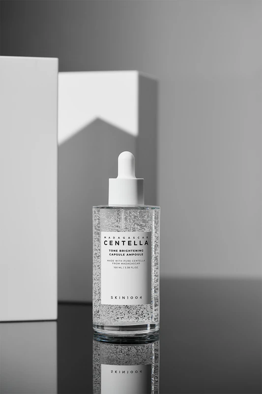 SKIN1004 Madagascar Centella Tone Brightening Capsule Ampoule sérum hidratante para iluminar e suavizar a pele.