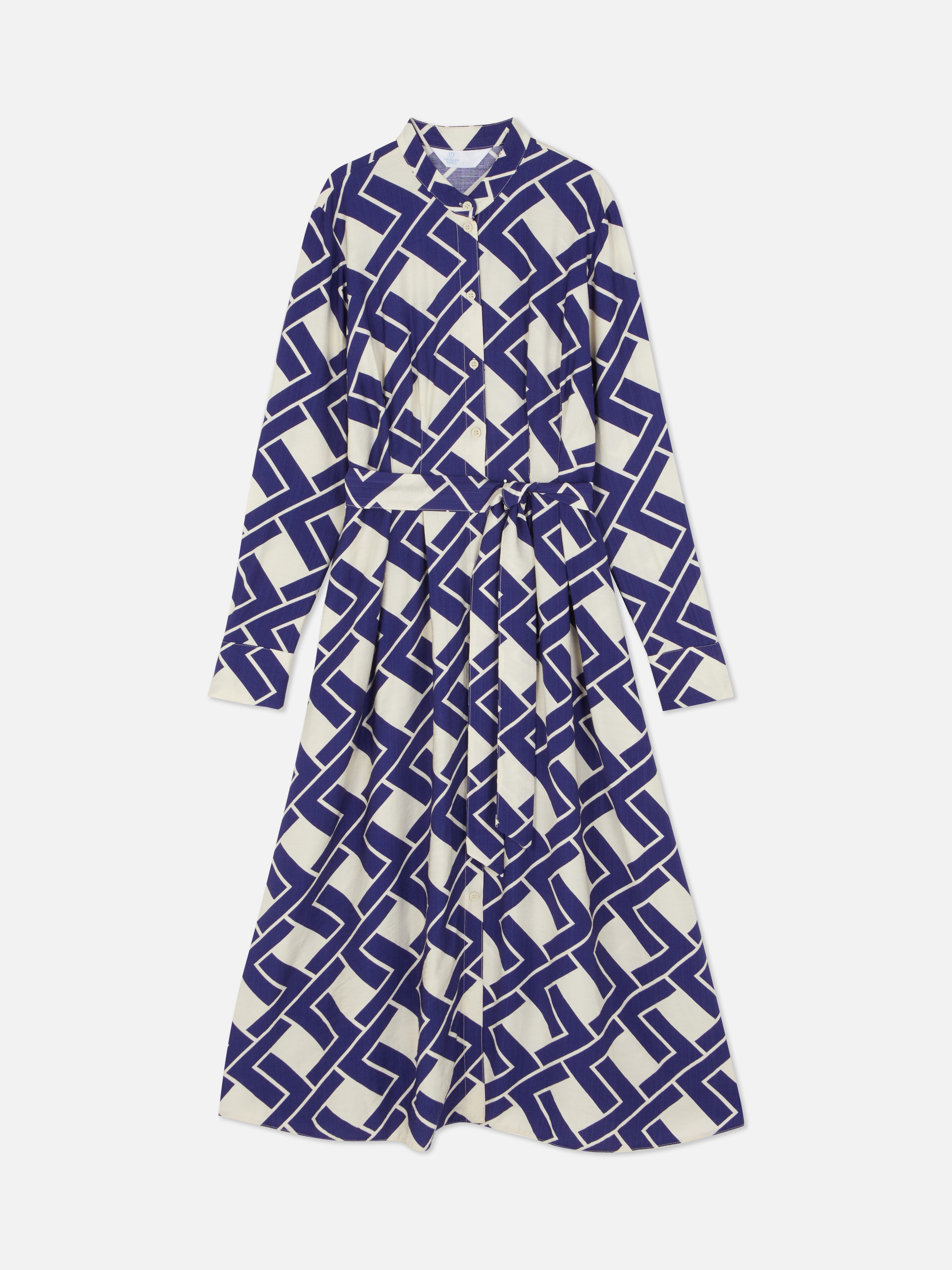 Rochie cămașă cu model geometric O rochie cămașă cu model geometric, guler tip bandă, închidere cu nasturi și curea legată