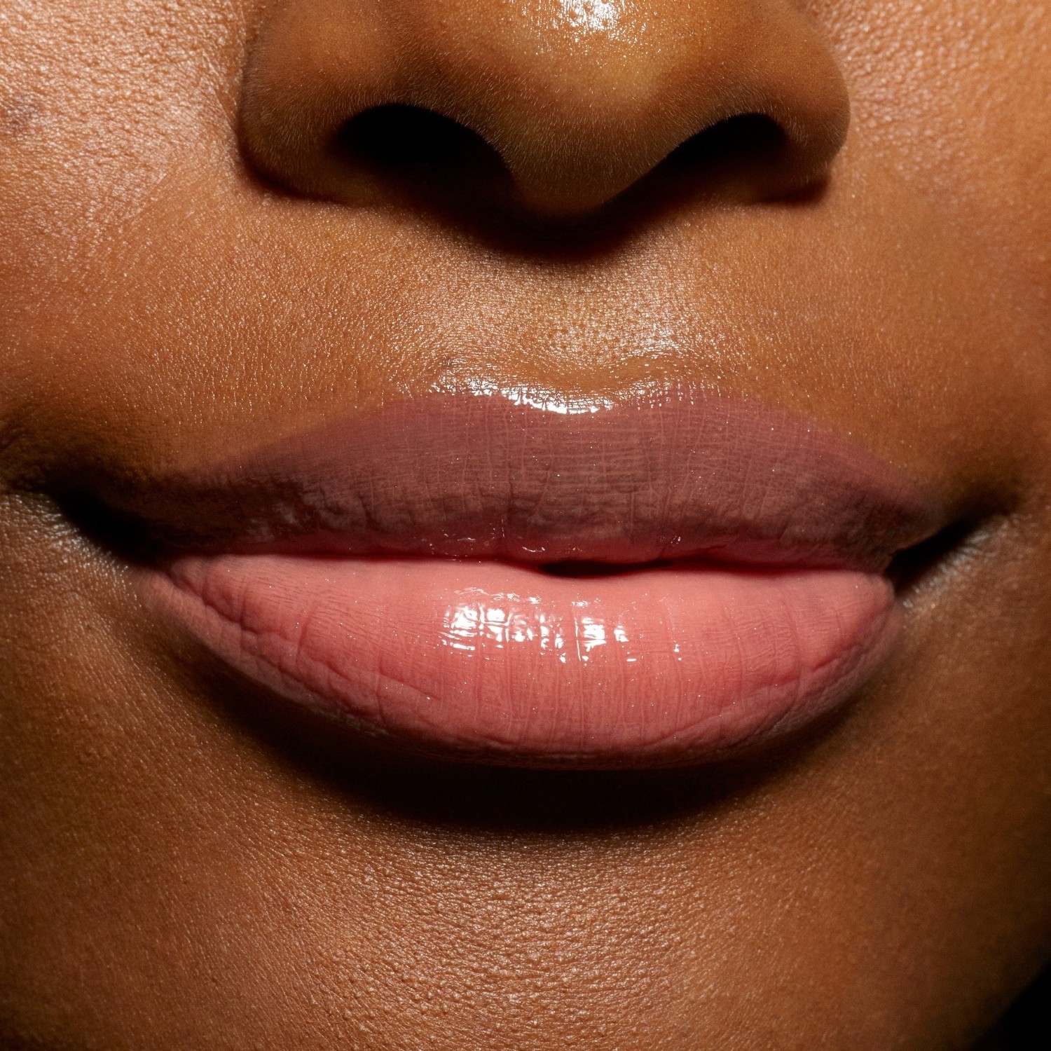 Kylie Cosmetics sjajilo za usne „Supple Kiss Lip Glaze“ – Nude Kiss, 3 ml