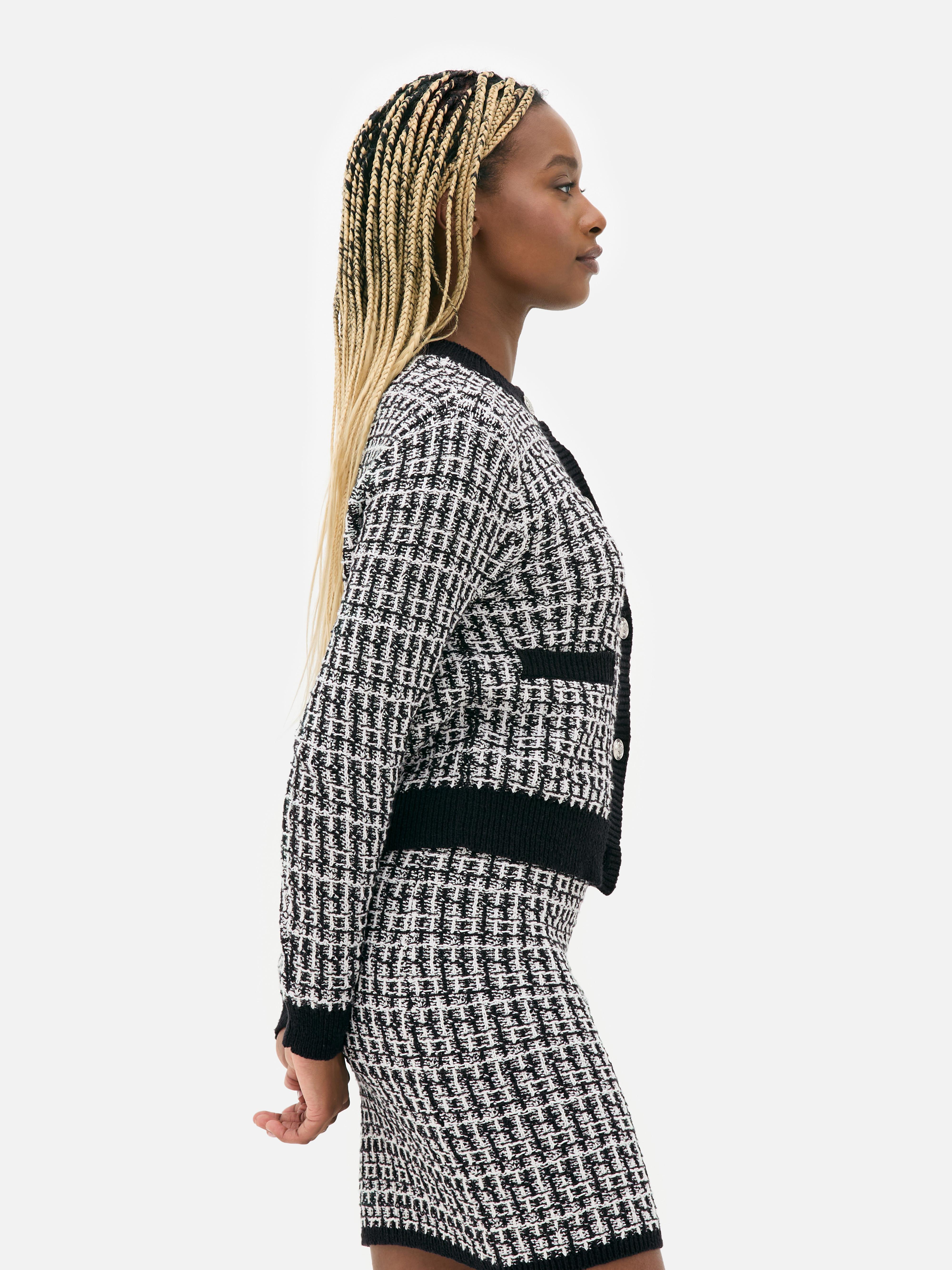 Tweed-Strickjacke mit Knöpfen. Eine Tweed-Strickjacke mit Knopfleiste, gerippten Bündchen und Taschen.