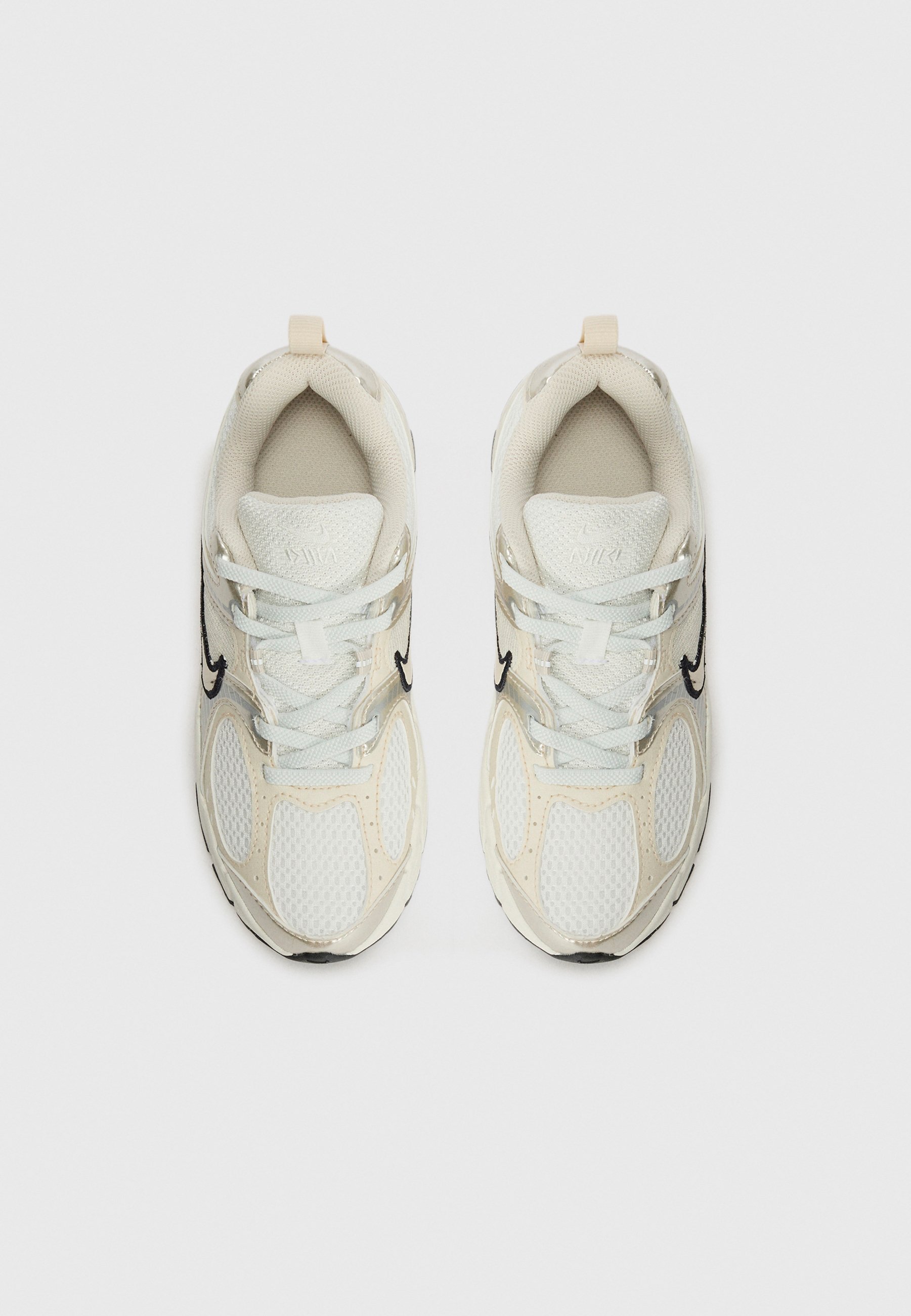 Nike Sportswear V5 UNISEX - Sneakers - summit white/orewood brown/sail/black