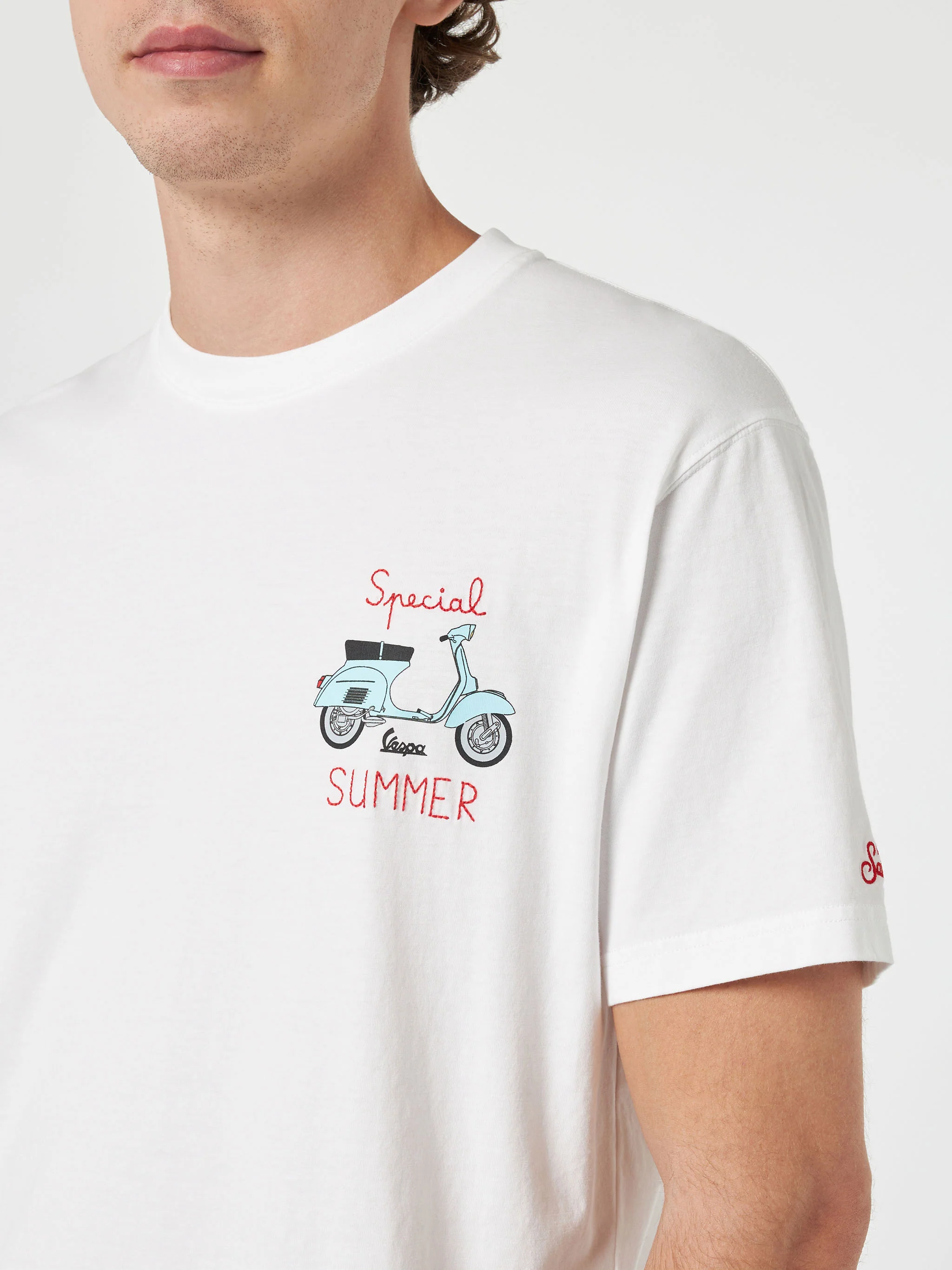 MC2 Saint Barth Heren T-shirt | Witte Vespa-print | Speciaal zomerborduurwerk | 100% katoen, klassieke pasvorm | MC2 Saint Barth | VESPA SPECIAL EDITION
