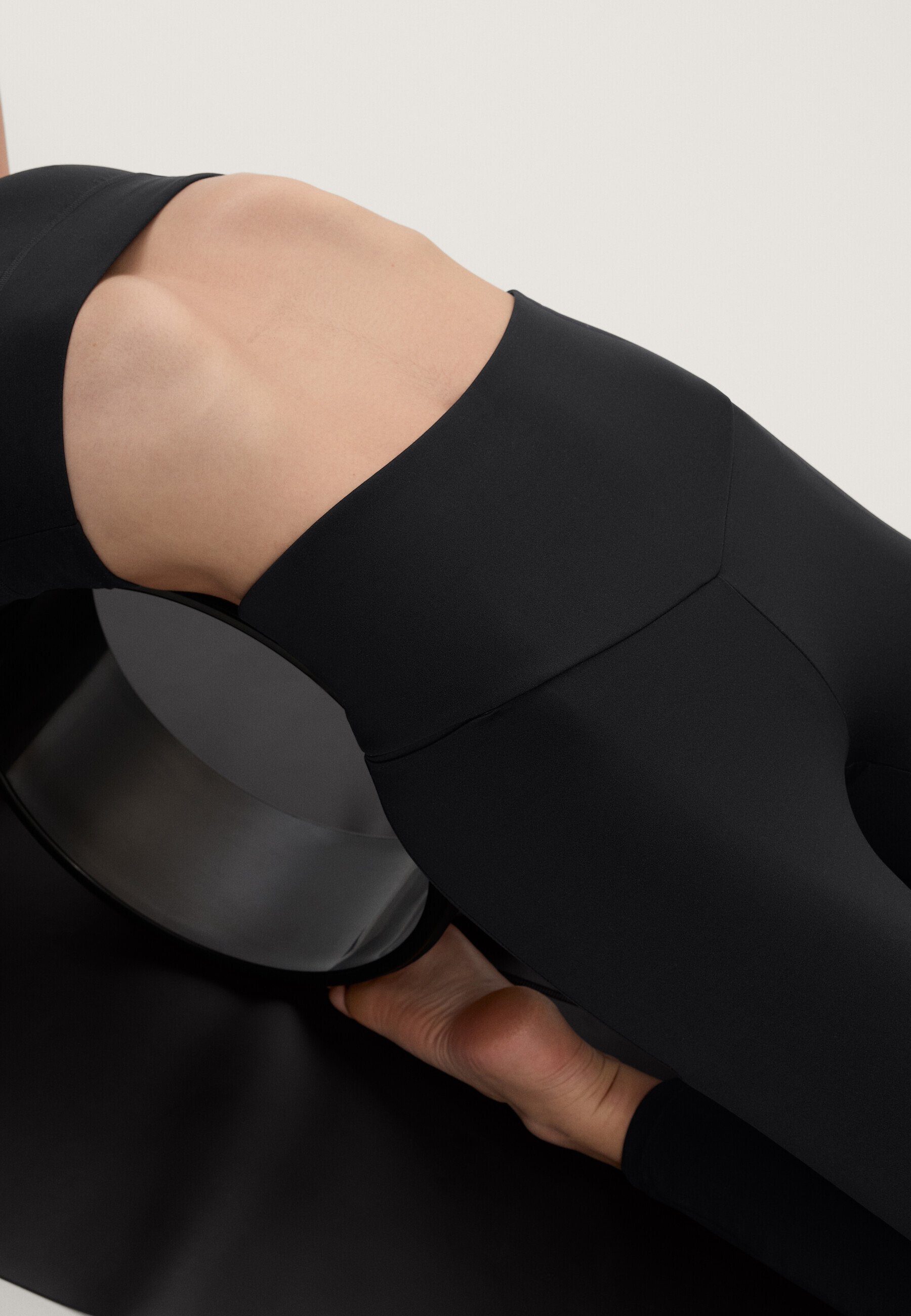 Leggings OYSHO COMFORTLUX SUPER HIGH RISE ANKLE-LENGTH CON TASCHE - neri