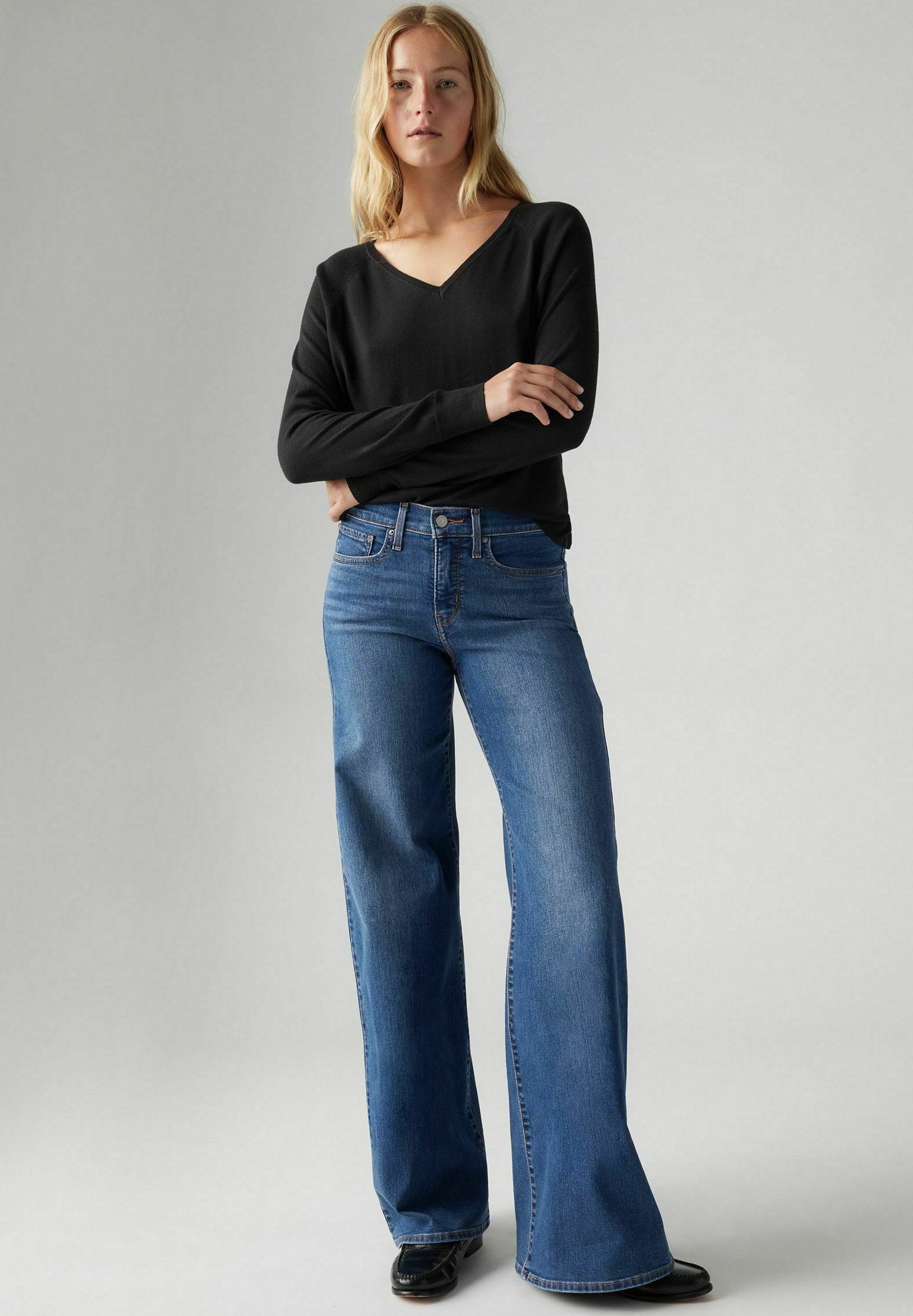 Levi's® 318™ SHAPING WIDE LEG - Uitlopende jeans - groot glas water