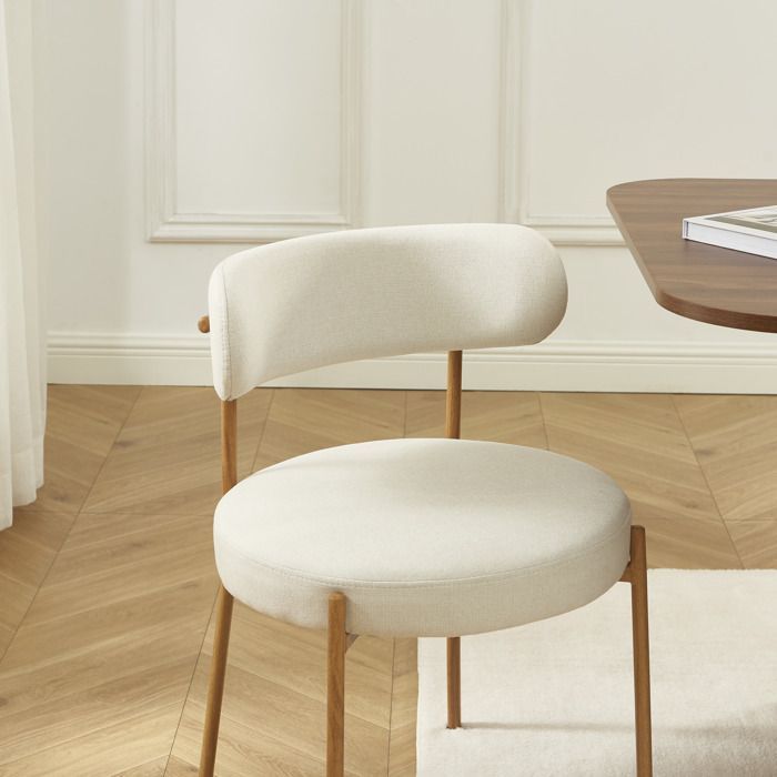 Juego de 2 sillas NOA en tela beige con patas de metal y acabado de madera.