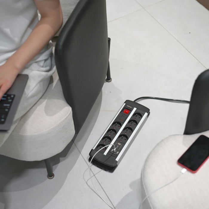 Multipresa con protezione da sovratensione, dotata di porte USB-A e USB-C per la ricarica rapida da 20 W, 8 prese (3680 W 16 A), colore nero.