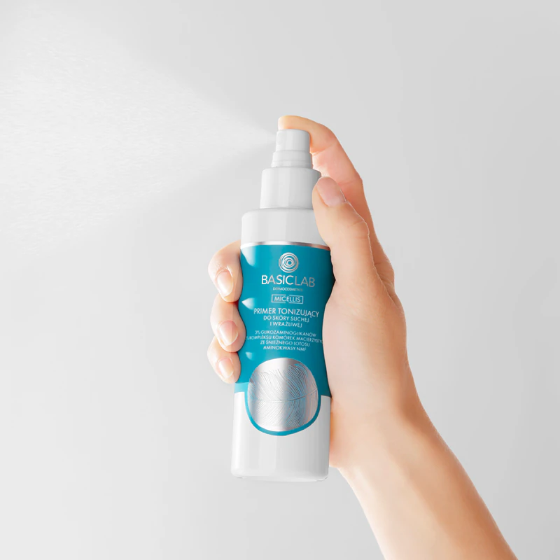 Tônico facial em spray micelar BasicLab Dermocosmetics para pele seca e sensível.