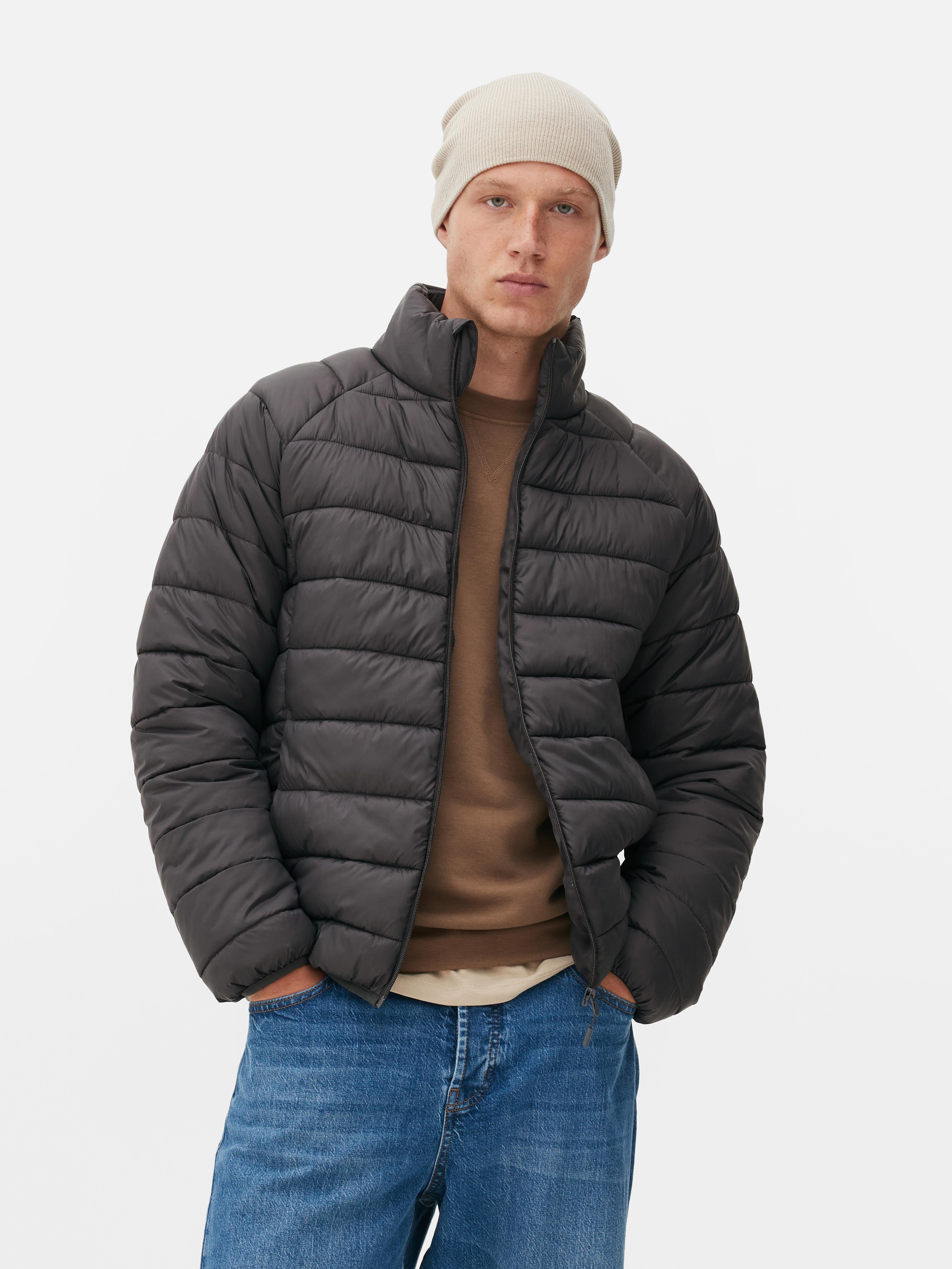 Steppjacke mit Stehkragen. Eine lässige Steppjacke mit Stehkragen, Reißverschluss und Taschen.