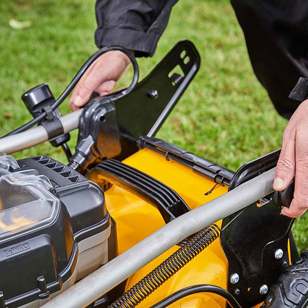 DEWALT 36V (18X2) XR Bezuhlíková sekačka na trávu 510 mm Skin DCMW564N-XE