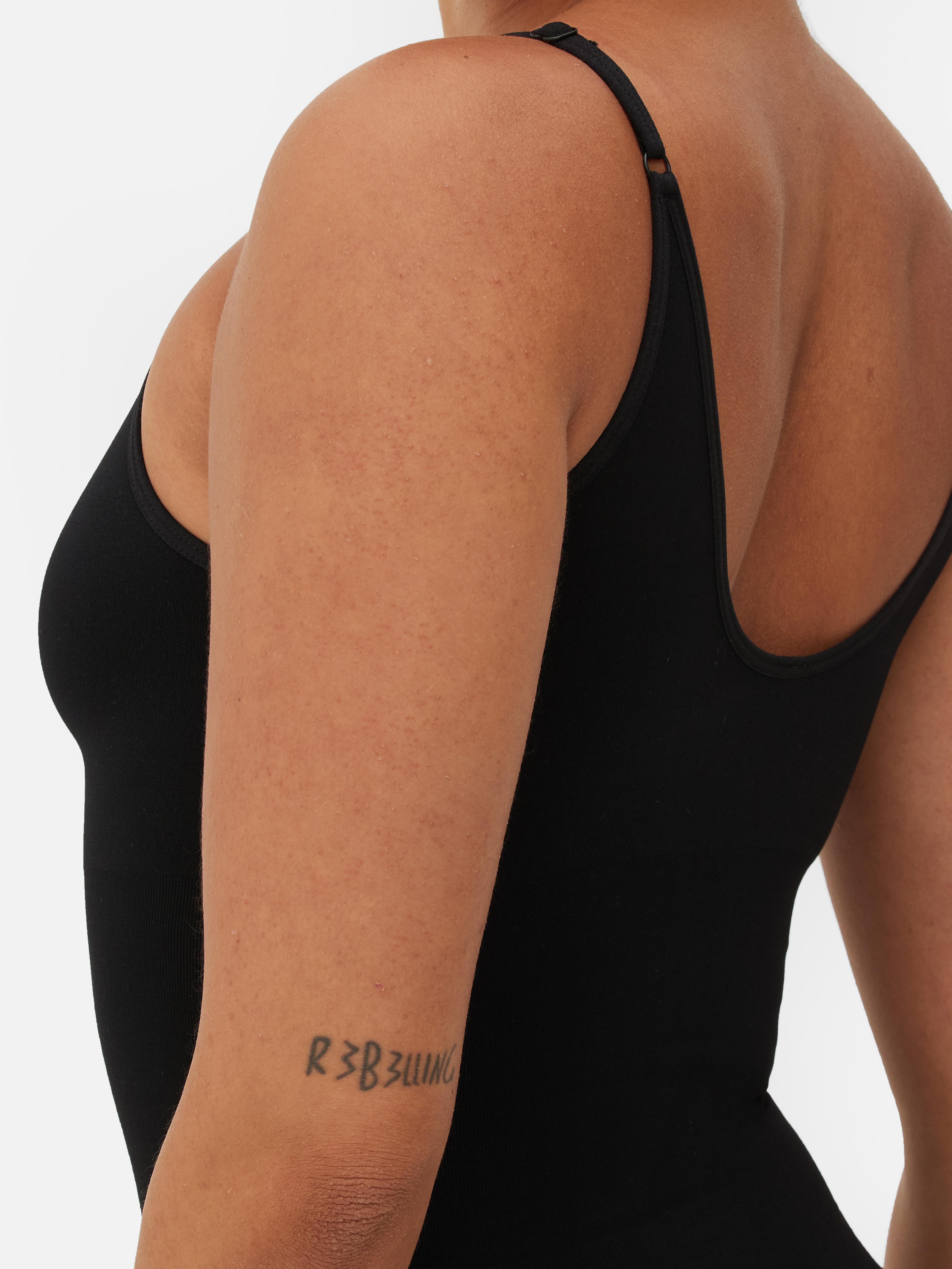 Body modelator fără cusături Un body modelator fără cusături, cu bretele reglabile și decolteu în U